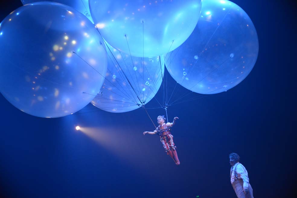 Un funeral al estilo Circo del Sol