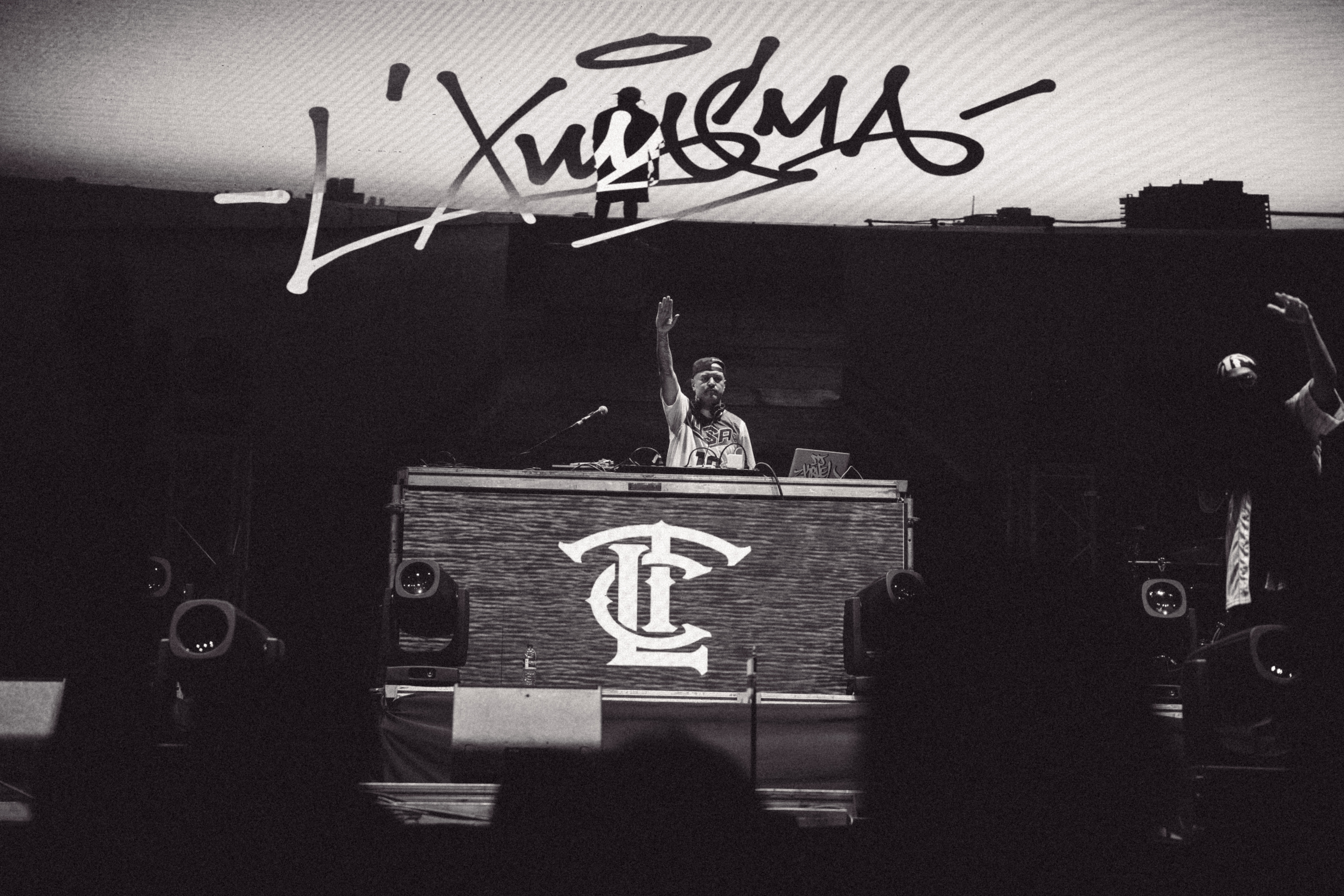El Chamorro City Hall se iluminó con una tenue luz blanca en el escenario y Dj Z-Kruel dio la bienvenida al ritual. Entre scratching y mezclas legendarias, el icónico Dj brindó una selecta y exquisita colección de canciones que recorrieron gran parte de los 50 años del hip hop. Sin dejar en el silencio la historia del movimiento en Colombia.