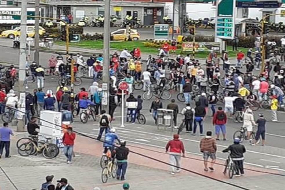 Personas protestan por falta de ayudas para sobrellevar la cuarentena en Bogotá