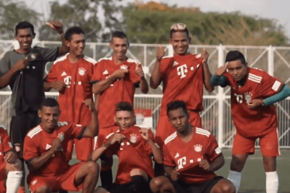 El regalo del Bayern Múnich a una comunidad colombiana afectada por la violencia