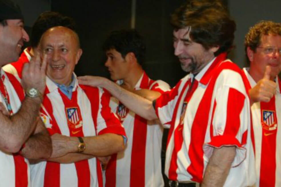 Joaquín Sabina con socios y exjugadores de Atlético de Madrid en el centenario del club colchonero en el 2003. / Archivo particular