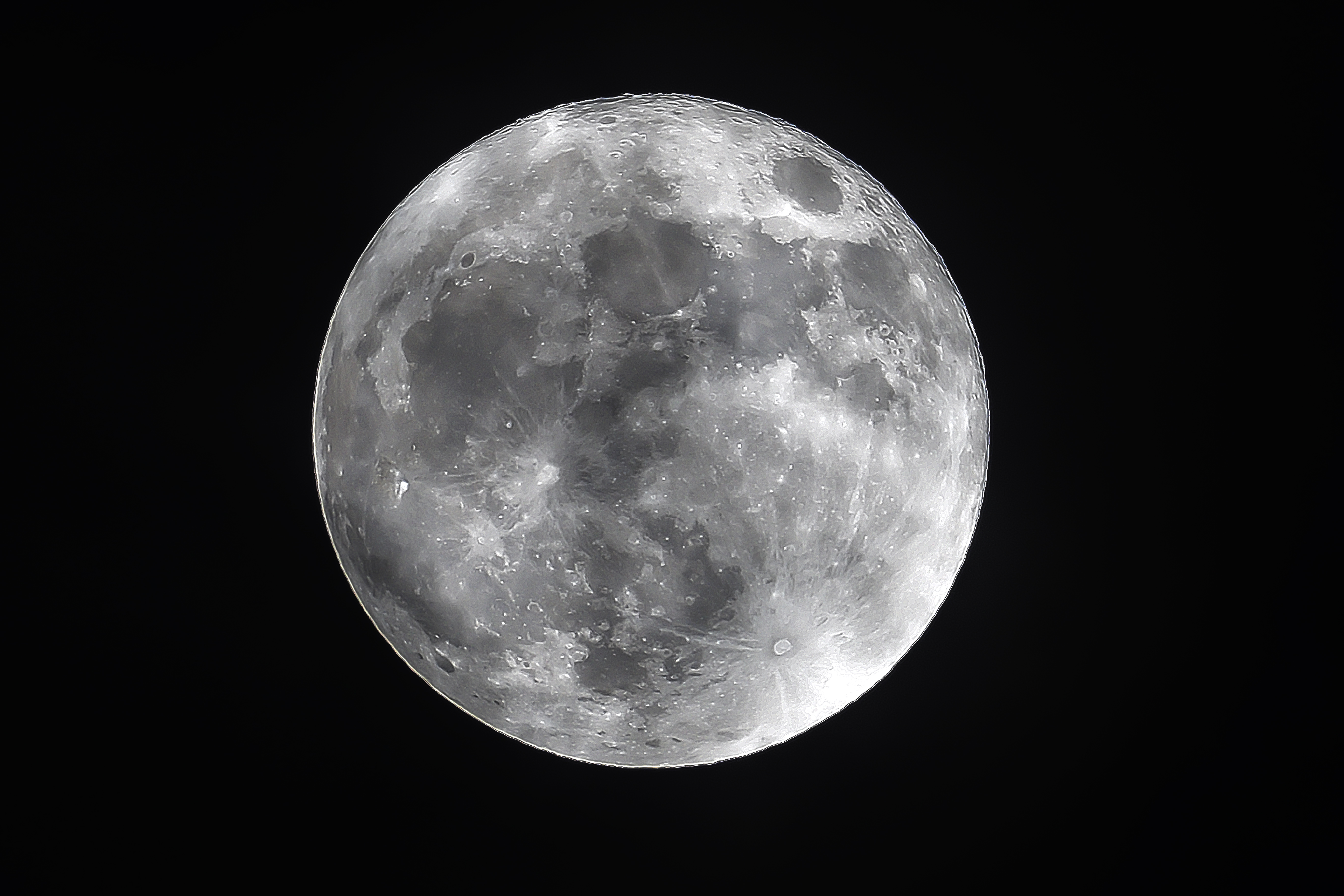 AME1917. SANTA LUCÍA (HONDURAS), 19/08/2024.- Fotografía de la luna llena, la superluna este lunes en Santa Lucía (Honduras). La superluna, la primera de 2024, es un fenómeno que ocurre cuando la luna llena coincide con el momento en que esta se encuentra en el perigeo, el punto de su órbita más cercano a la Tierra EFE/ Gustavo Amador