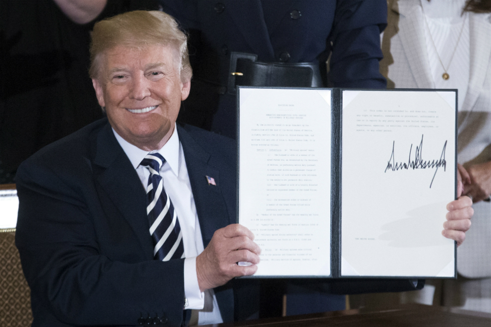 ¿Qué significado oculta la firma de Trump?