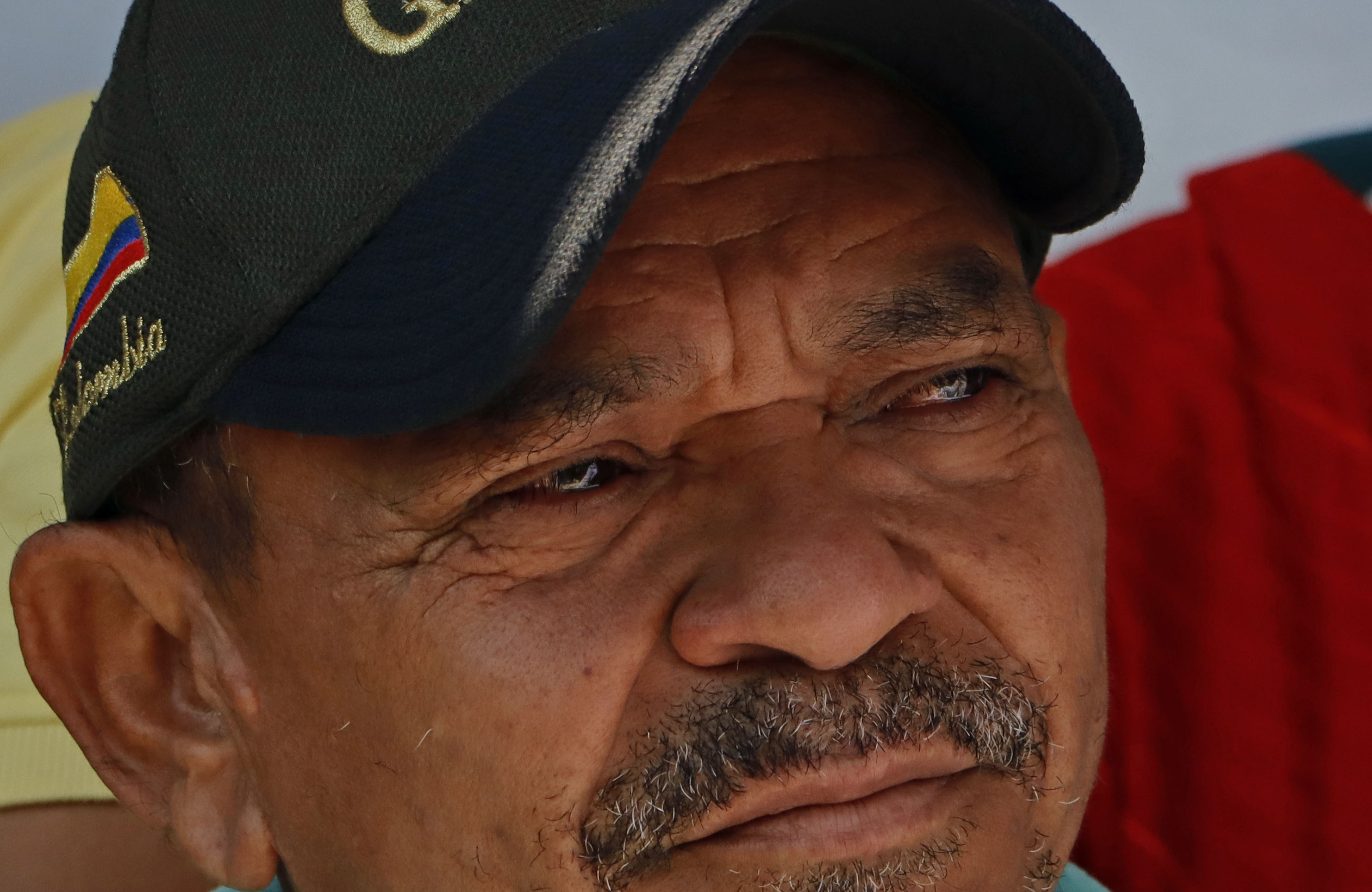 -FOTODELDÍA- AME5631. BARRANCAS (COLOMBIA), 09/11/2023.- Luis Manuel Díaz Jiménez, padre del futbolista colombiano Luis Díaz, observa a la multitud, entre familiares, amigos y curiosos, que lo recibió hoy en su casa luego de ser liberado tras permanecer secuestrado doce días por la guerrilla del Ejército de Liberación Nacional (ELN), en Barrancas, La Guajira (Colombia). Una camioneta negra transportó al recién liberado desde Valledupar, capital del departamento del Cesar, donde aterrizó el helicóptero que lo trajo de regreso a la libertad hasta Barrancas, el pueblo de La Guajira donde vive la familia. EFE/ Ricardo Maldonado Rozo