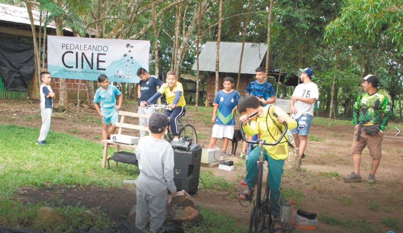 El proyecto que con bicicletas lleva electricidad y cine a zonas rurales