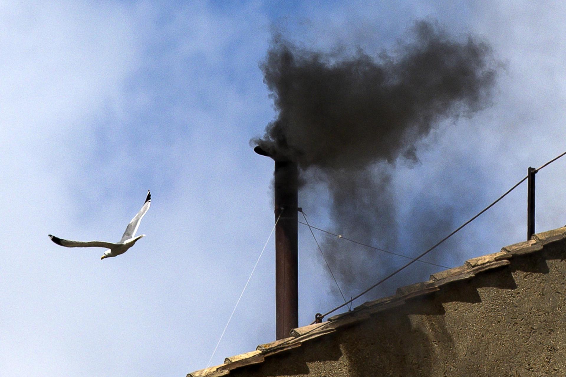 VATICAN CITY (Vatican City State (Holy See)), 08/05/2025.- Black smoke rises out of the chimney atop the Sistine Chapel on the second day of the conclave to elect a new pope in Vatican City, 08 May 2025. (Papa) EFE/EPA/ANGELO CARCONI
