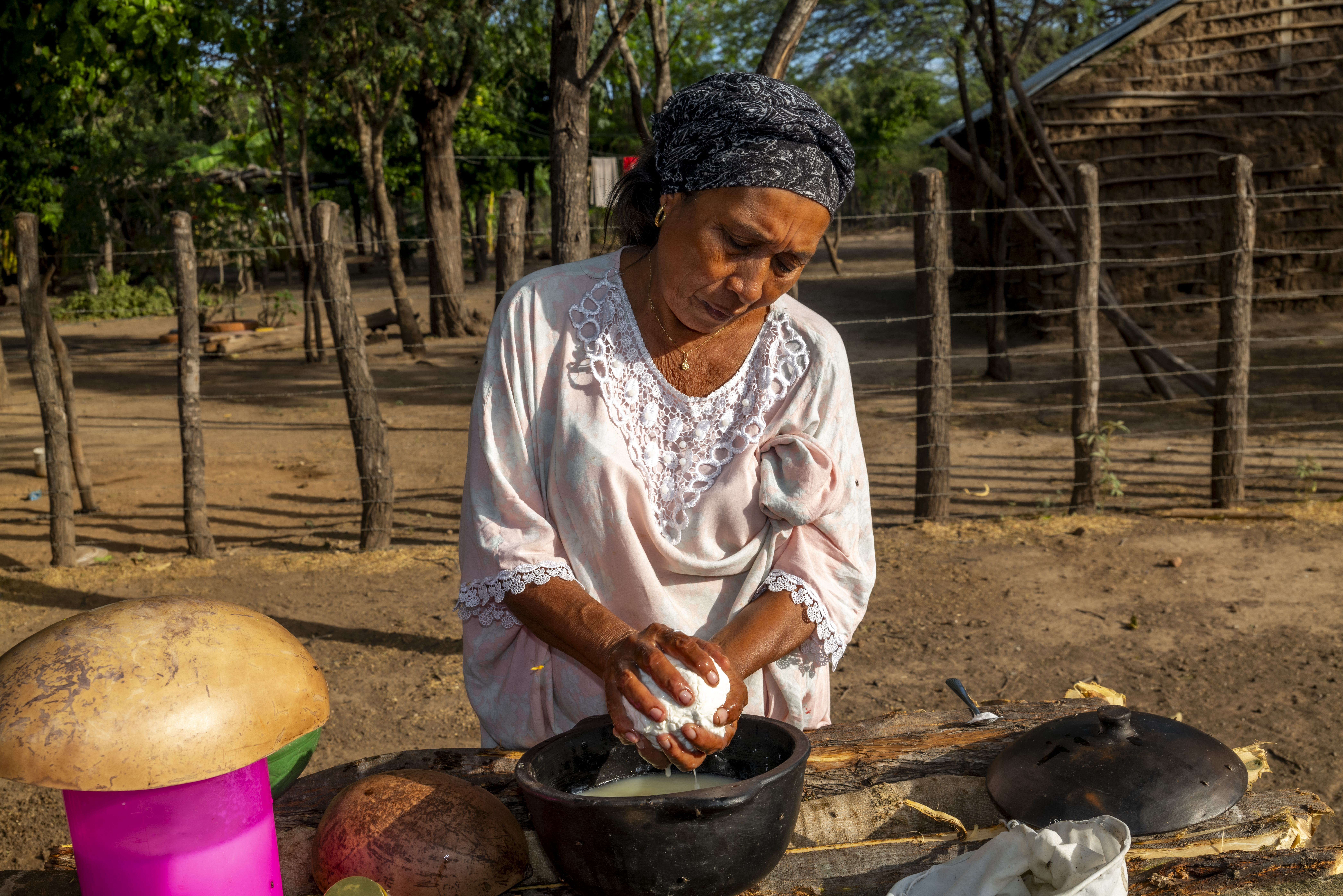 Zaida Cotes, guardiana del territorio y conocimiento ancestral, haciendo queso Wayú.