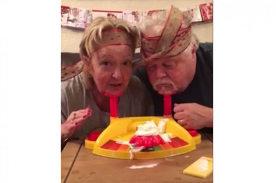 Anciana «pierde la sonrisa» mientras juega al pastelazo (video)