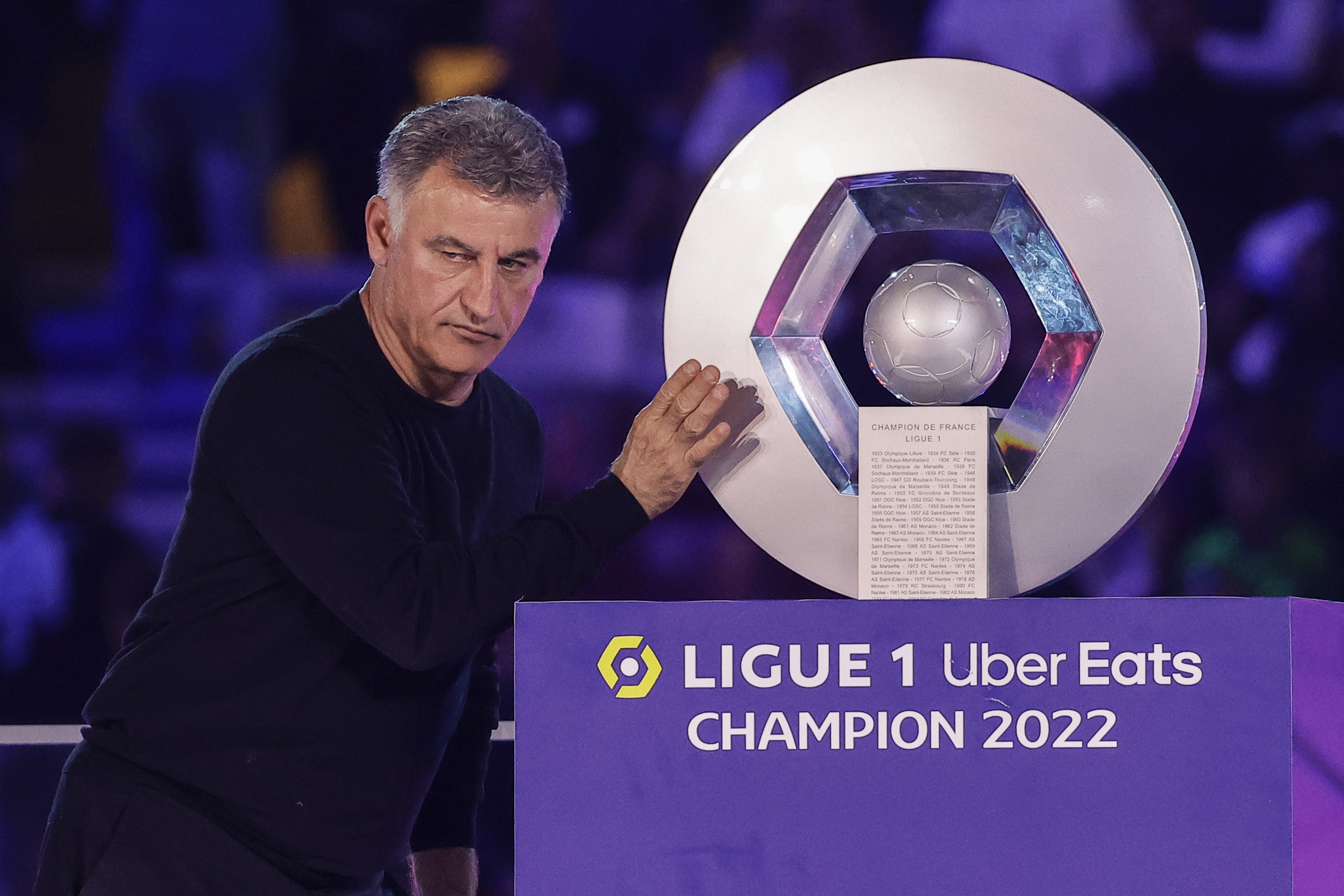 Paris (France), 03/06/2023.- Paris Saint Germain head coach Christophe Galtier posees with the French Ligue 1 trophy that the club won, during a ceremony following the French Ligue 1 soccer match between Paris Saint Germain and Clermont Foot 63 in Paris, France, 03 June 2023. (Francia) EFE/EPA/CHRISTOPHE PETIT TESSON