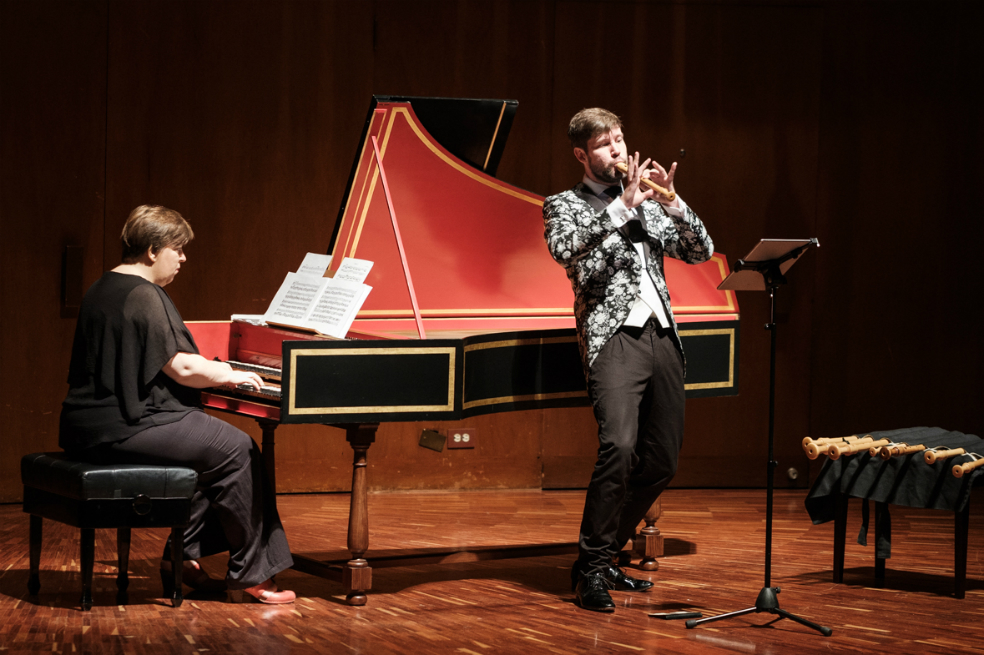 El flautista Stefan Temmingh y la clavecinista Wiebke Weidanz se presentaron en la Sala de Conciertos de la Biblioteca Luis Ángel Arango, en Bogotá. / Gabriel Rojas © Banco de la República