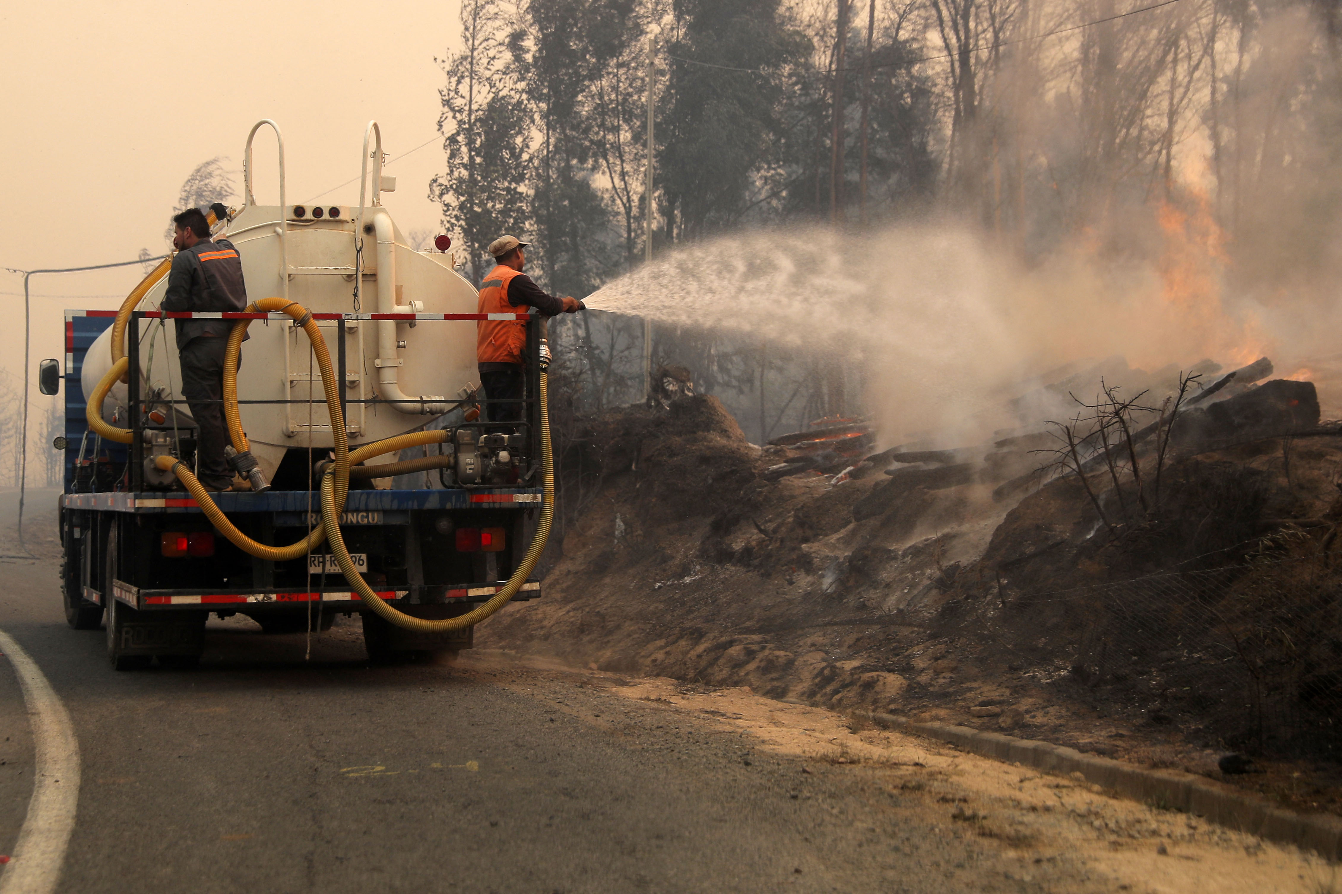 Muertes por incendios en Chile ya ascienden a más de diez personas