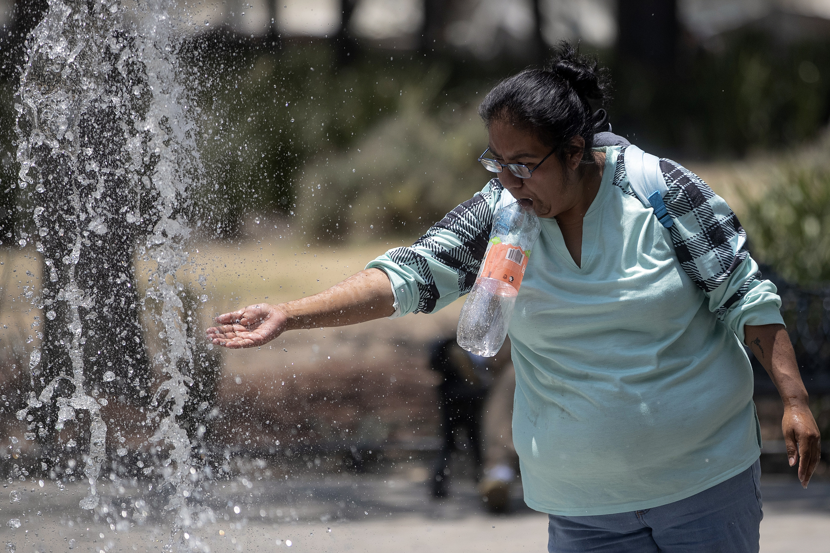 MEX4917. CIUDAD DE MÉXICO (MÉXICO), 18/04/2024.- Una persona se refresca en la fuente de la explanada del Monumento a la Revolución este jueves, en la Ciudad de México (México). Las autoridades del Instituto de Ciencias de la Atmósfera y Cambio Climático de la Universidad Nacional Autónoma de México (UNAM) destacan que los adultos mayores y los niños son los grupos de población más vulnerables al aumento de la temperatura. Por este motivo, hacen un llamado a tomar las medidas necesarias para prevenir golpes de calor. EFE/Isaac Esquivel