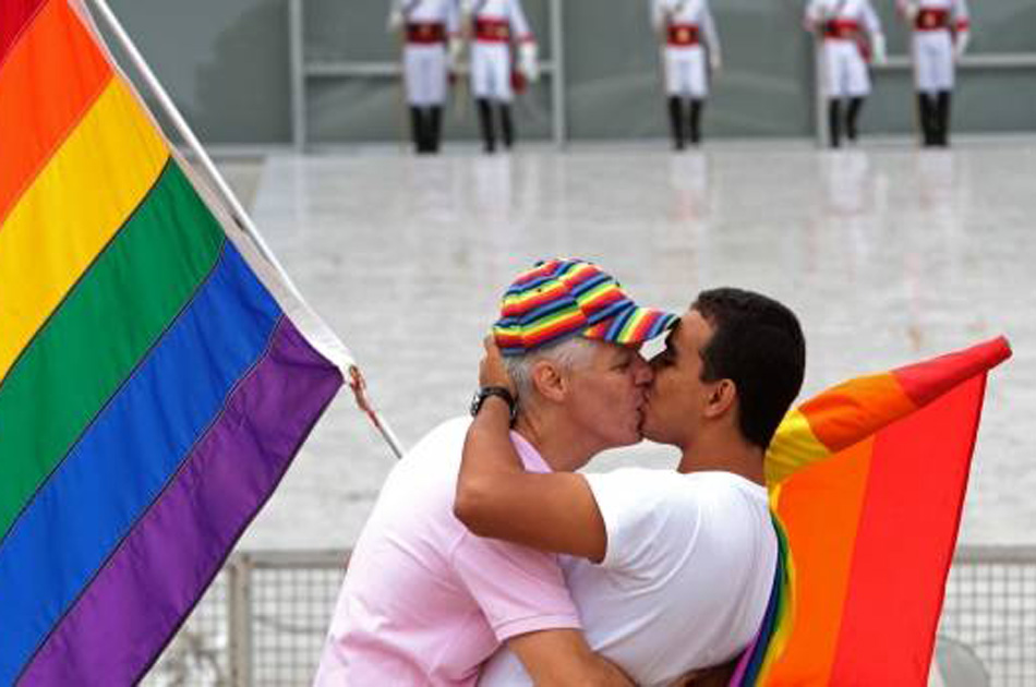 Homosexuales brasileños celebran la decisión que les permite casarse