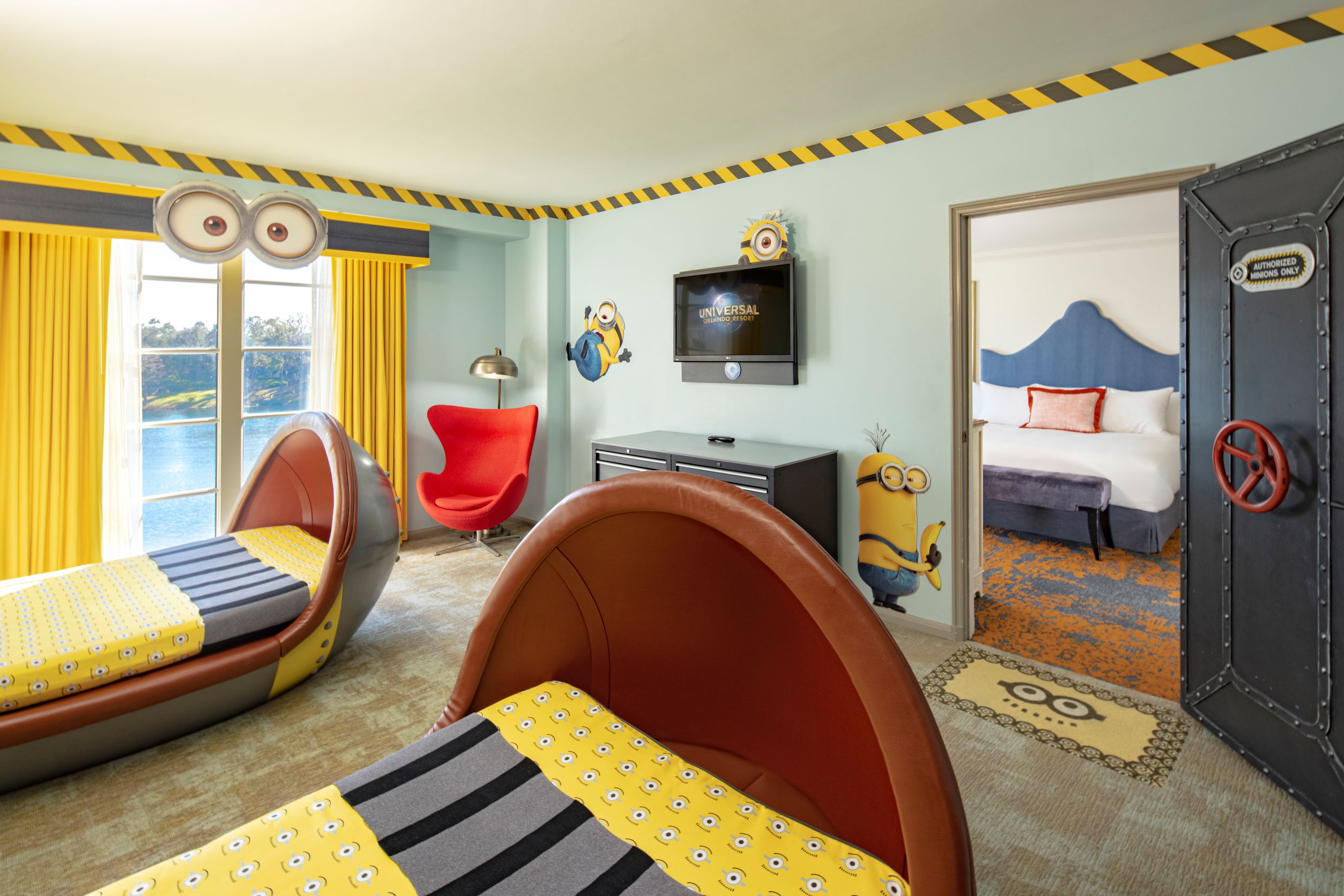 Las Kids Suites de Despicable Me les ofrecen a los niños un lugar para jugar y relajarse, mientras sus padres descansan en la habitación contigua.