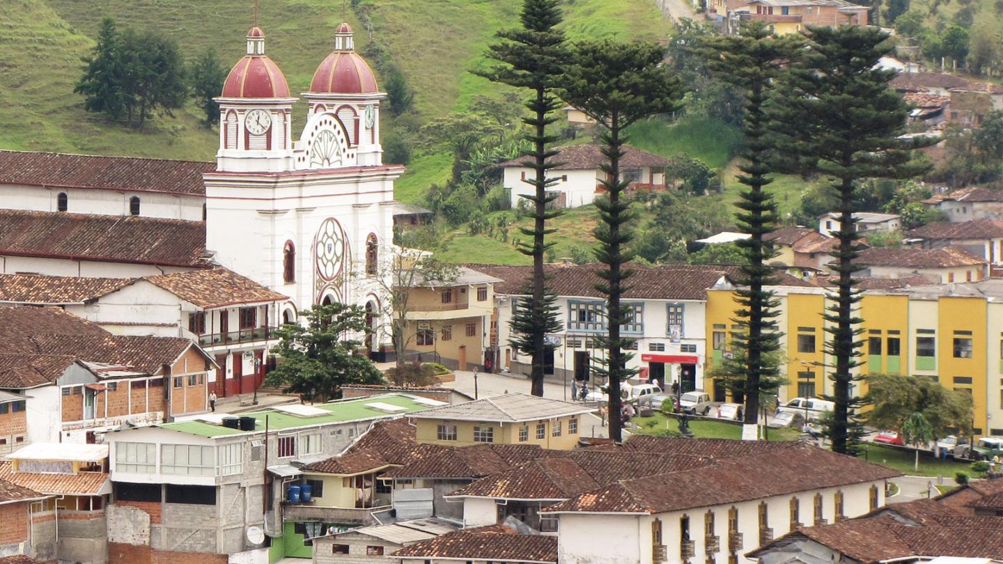 Conocida como "La ciudad de las brumas", Aguadas es reconocida por sus calles coloniales en el Centro Histórico, específicamente la Calle Real, la Cuchilla y el sector de "Los Chorros". Es reconocida también por el sombrero aguadeño, hecho con la iraca, fibra de la Palma Toquilla.