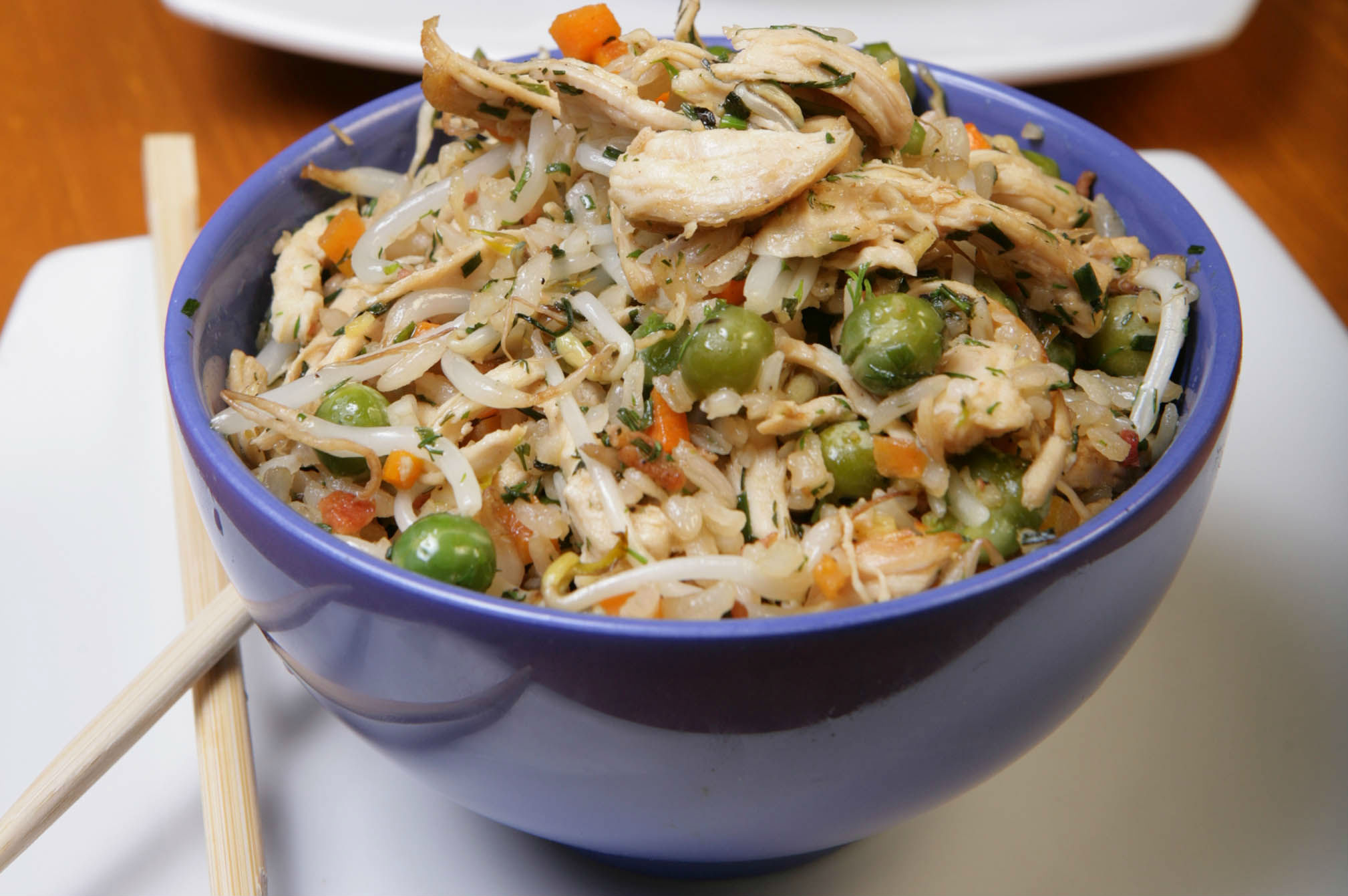 Arroz salteado con pollo desmechado, arvejas y tocineta