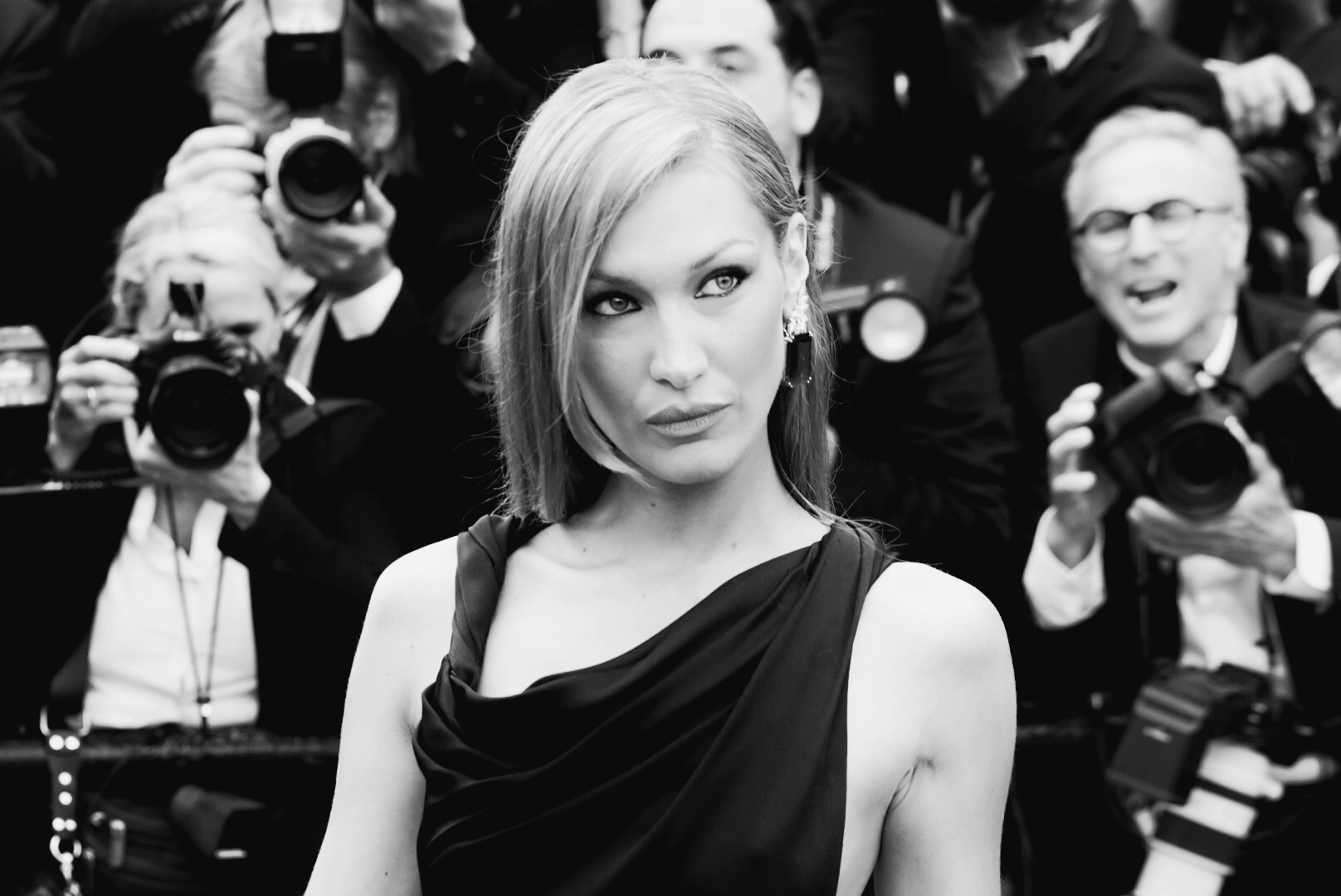 Bella Hadid, reconocida en otros años por llevar los vestidos transparentes que se prohibieron en esta edición del evento, se presentó en la alfombra luciendo un vestido negro y una nueva cabellera rubia.