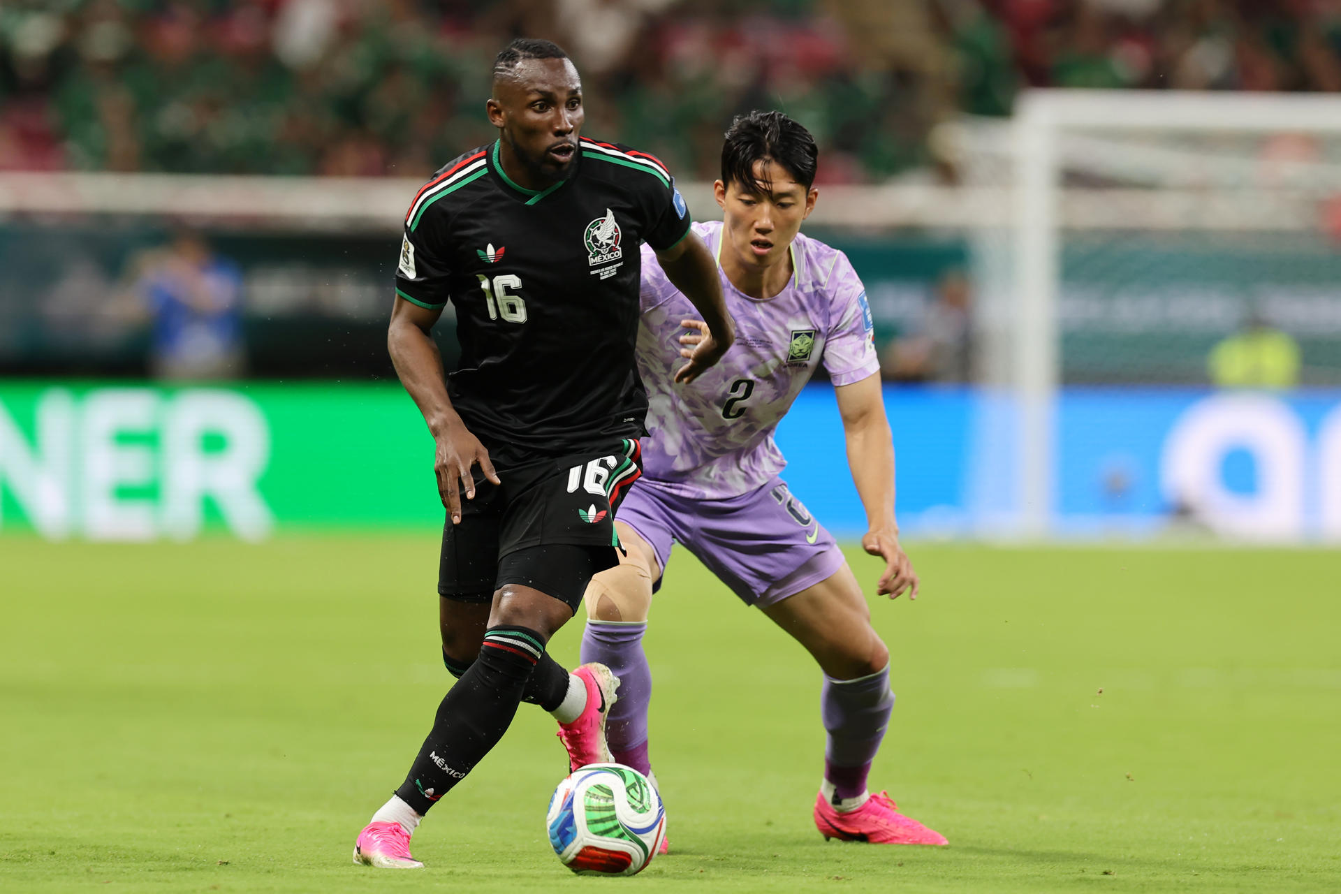 GR5091. GUADALAJARA (MÉXICO), 18/06/2026.- Julián Quiñones (i) de México disputa el balón con Lee Han-beom (d) de Corea del Sur este jueves, en un partido del grupo A del Mundial de la FIFA 2026 entre México y Corea del Sur, en el estadio Akron en Guadalajara (México). EFE/ Alex Cruz