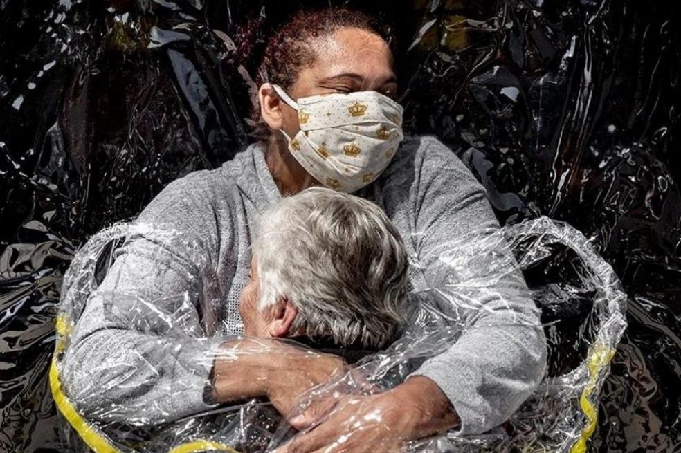 "Primer abrazo en pandemia", del danés Mads Nissen, se quedó con el World Press Photo.