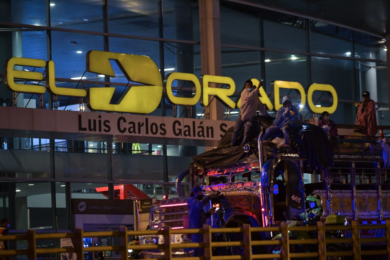 En imágenes: la manifestación de los indígenas Misak en el Aeropuerto El Dorado