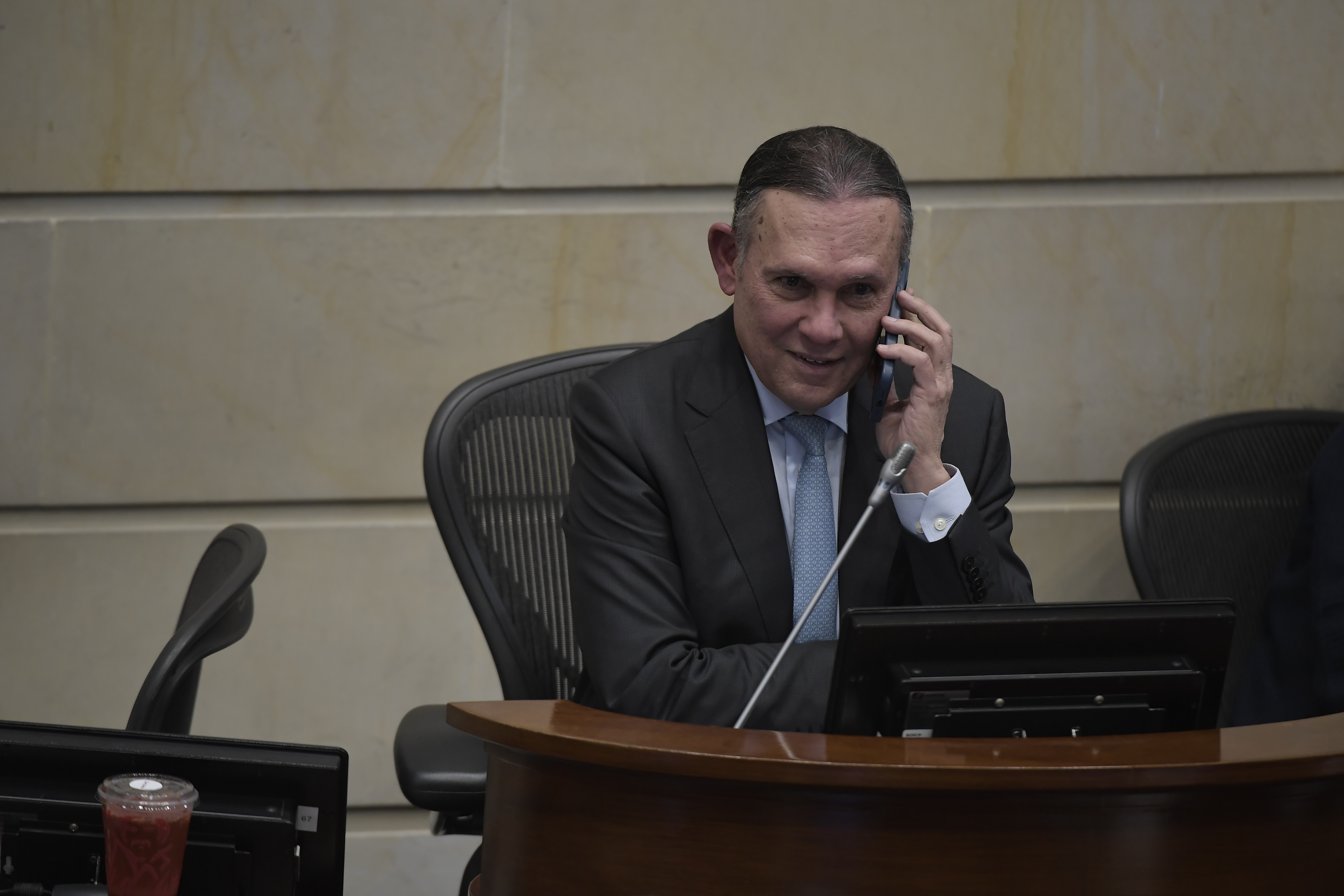 Senador en plenaria, en la que fue archivado con 55 votos por el “sí” y 29 por el “no”, el proyecto de acto legislativo que buscaba permitir el transfuguismo