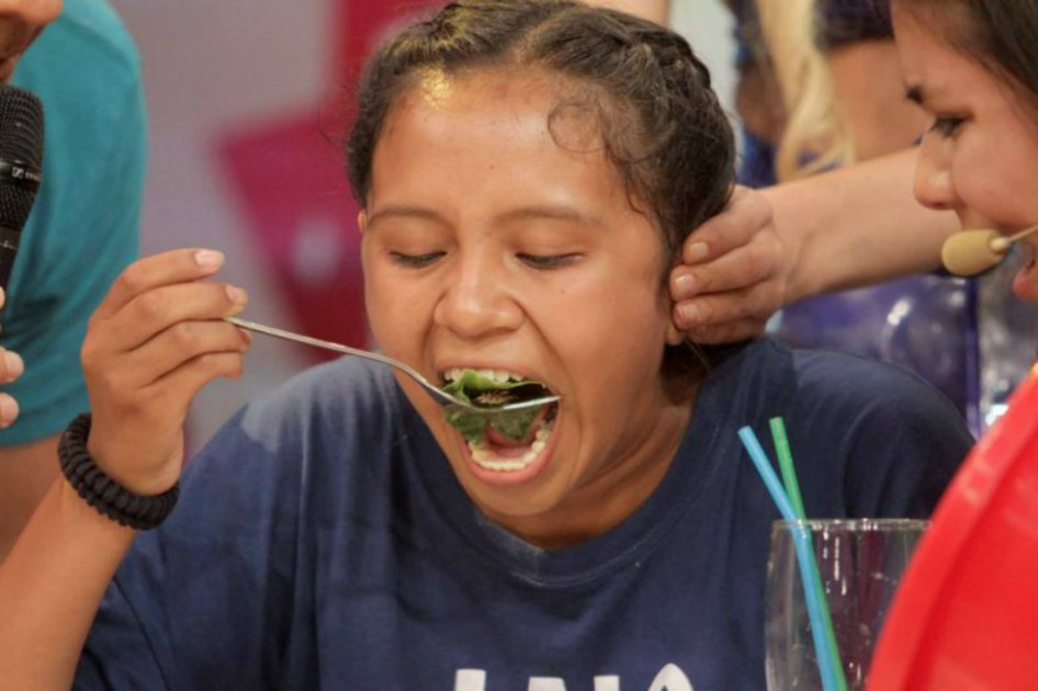 En Perú una menor debió comer cucarachas para ganar viaje a Cancún