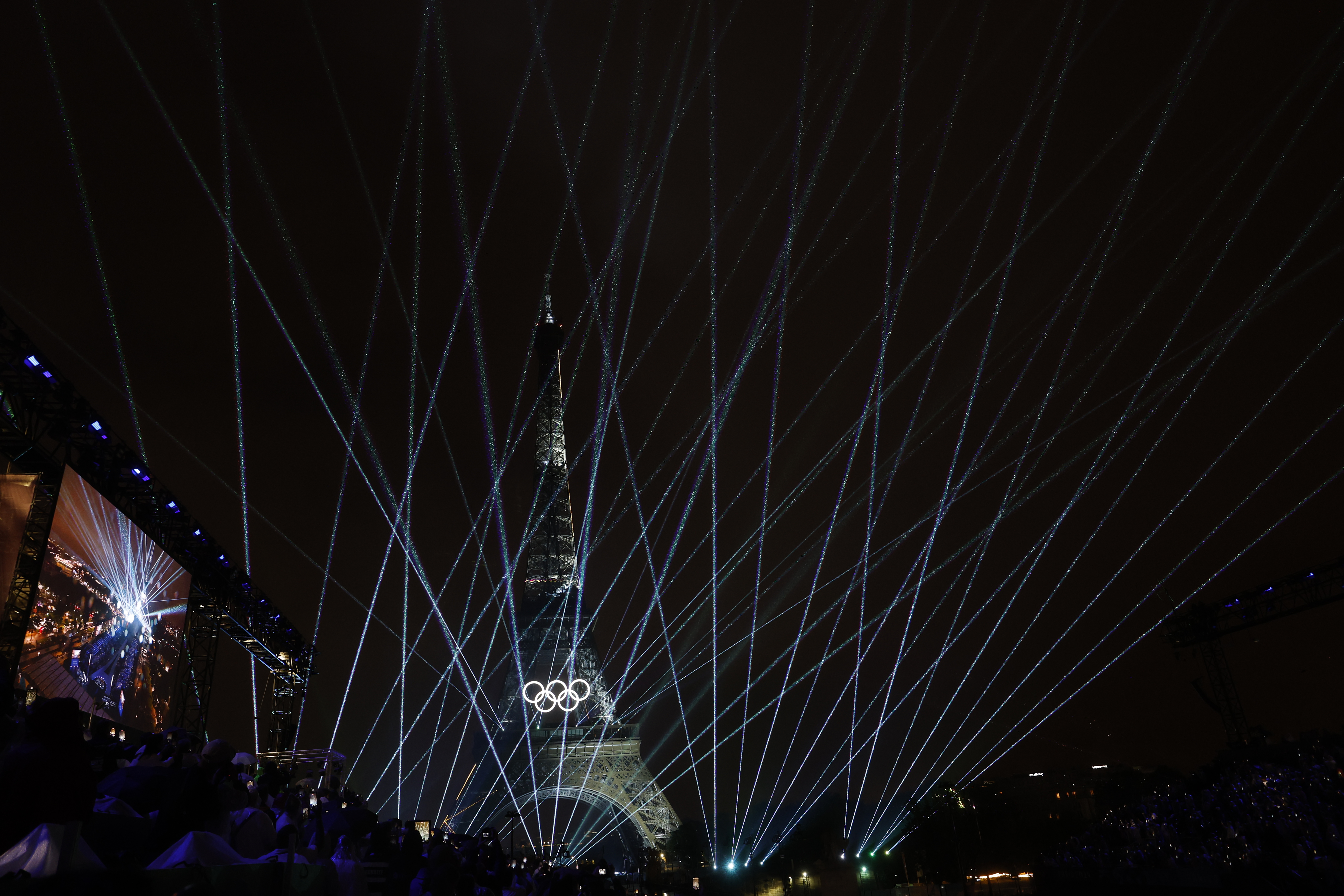PARÍS (FRANCIA), 26/07/2024.- La Torre Eiffel iluminada vista desde la Plaza del Trocadero durante la ceremonia de inauguración de los Juegos Olímpicos de París 2024, este viernes en la capital francesa. EFE/Juanjo Martín