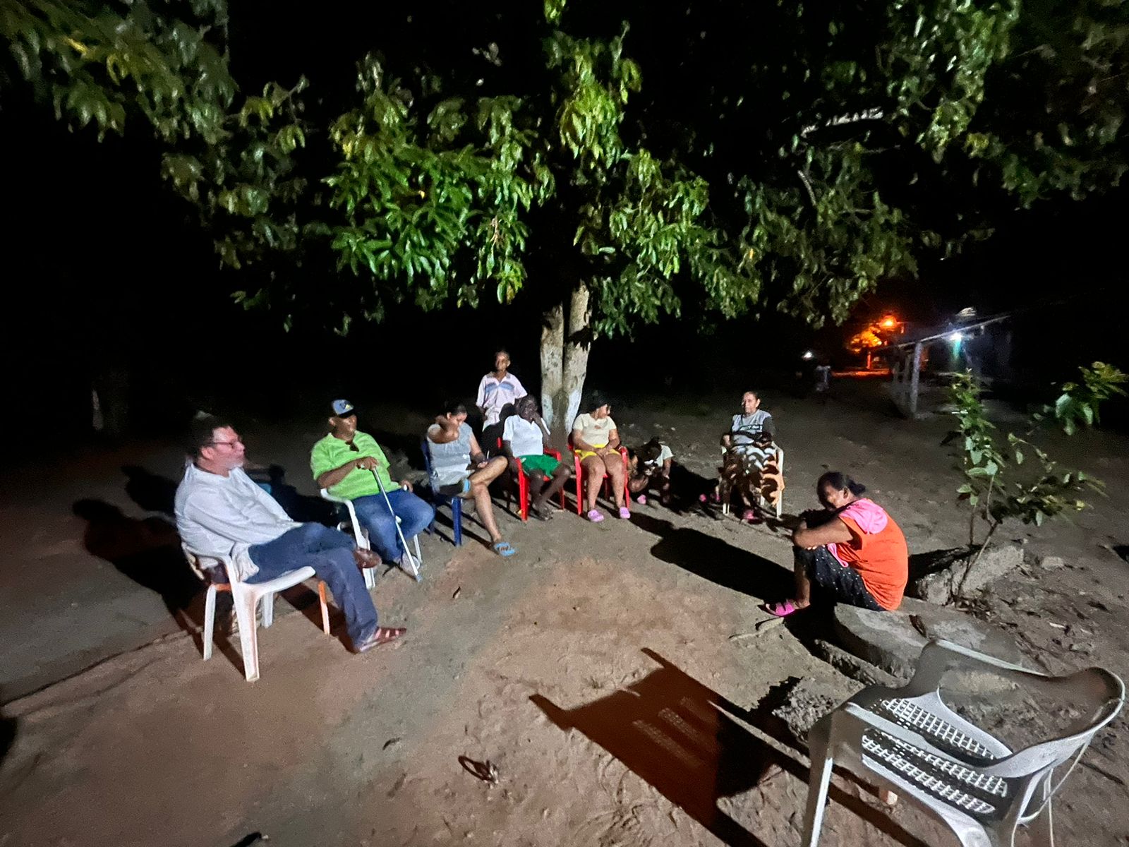 Alape se reunió un día antes de la inscripción de su candidatura a la Alcaldía con la población de Puerto Murillo, un corregimiento que, según cuenta, fue fundado por sus antepasados.