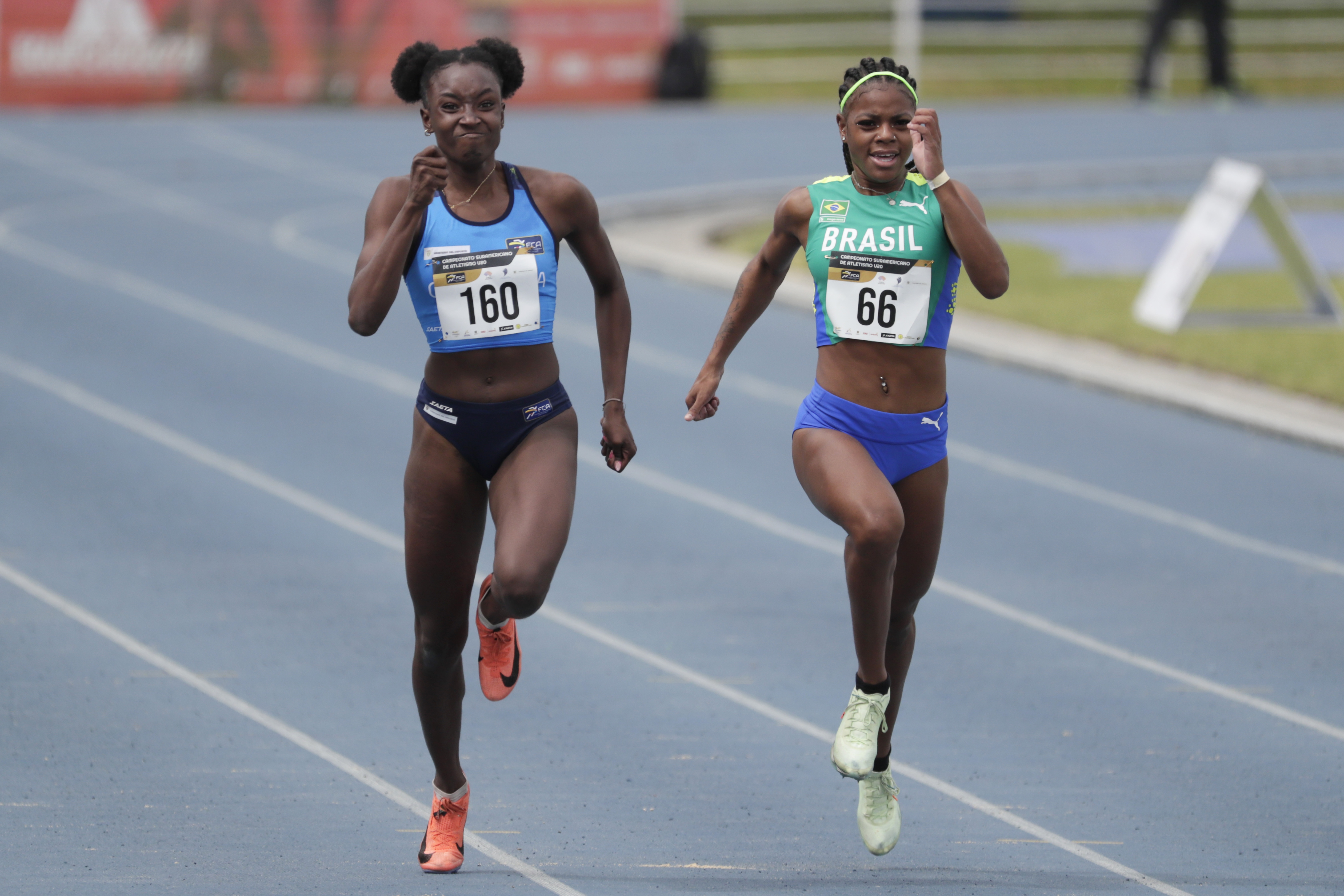 AME487. BOGOTÁ (COLOMBIA), 21/05/2023.- Melany Joibel Bolaño (i) de Colombia y Suellen Vitoria Silva (d) de Brasil compiten en la prueba final de los 200 metros planos femeninos, durante el último día del Campeonato Suramericano de Atletismo Sub-20 disputado hoy, en la unidad deportiva El Salitre en Bogotá (Colombia) EFE/ Carlos Ortega