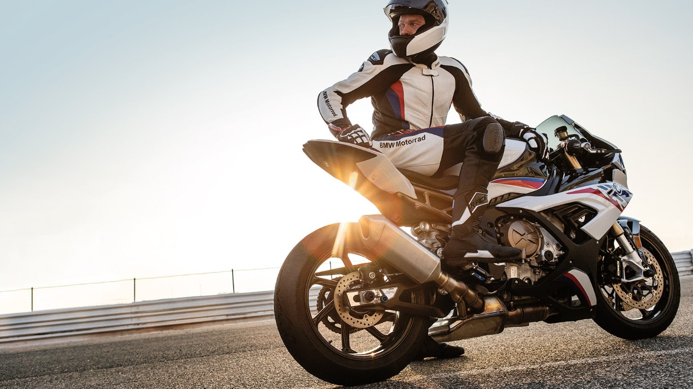 ¿Cuáles son los tipos de llantas para moto y cuál elegir según su uso?