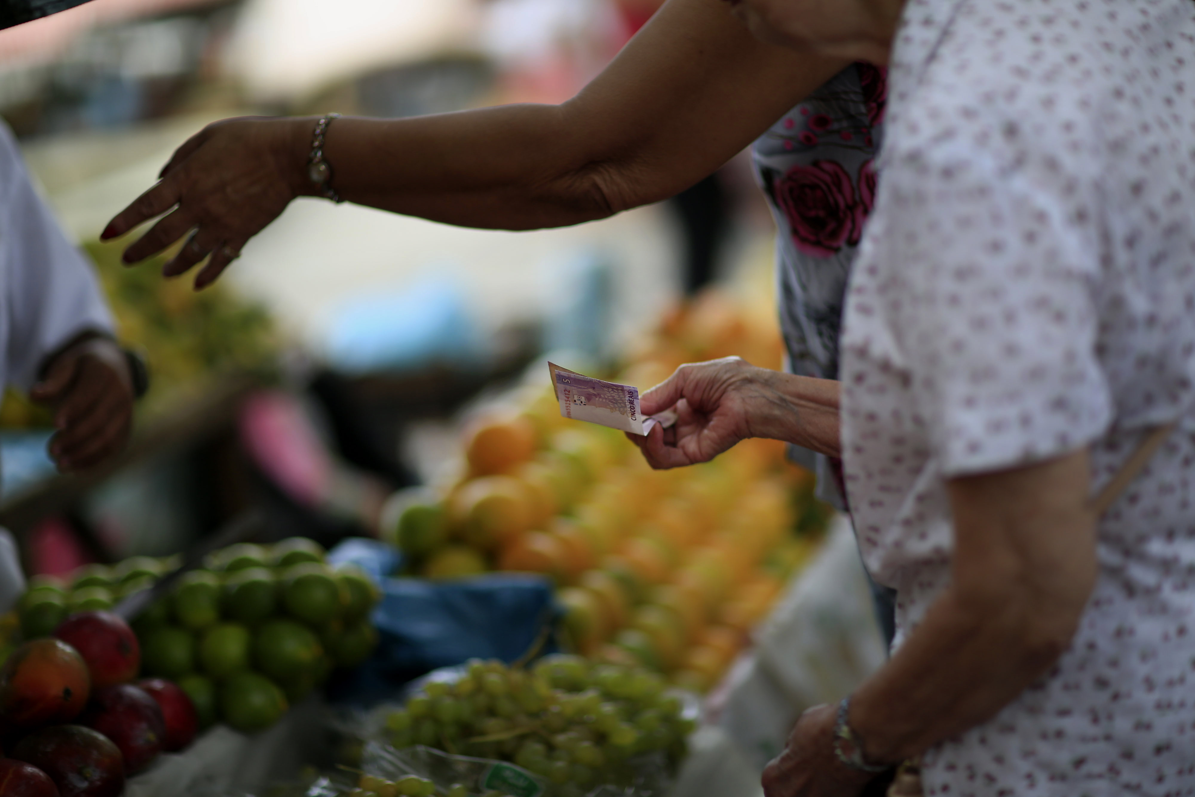 Gasto de los hogares decreció en septiembre, pero muestra signos de recuperación