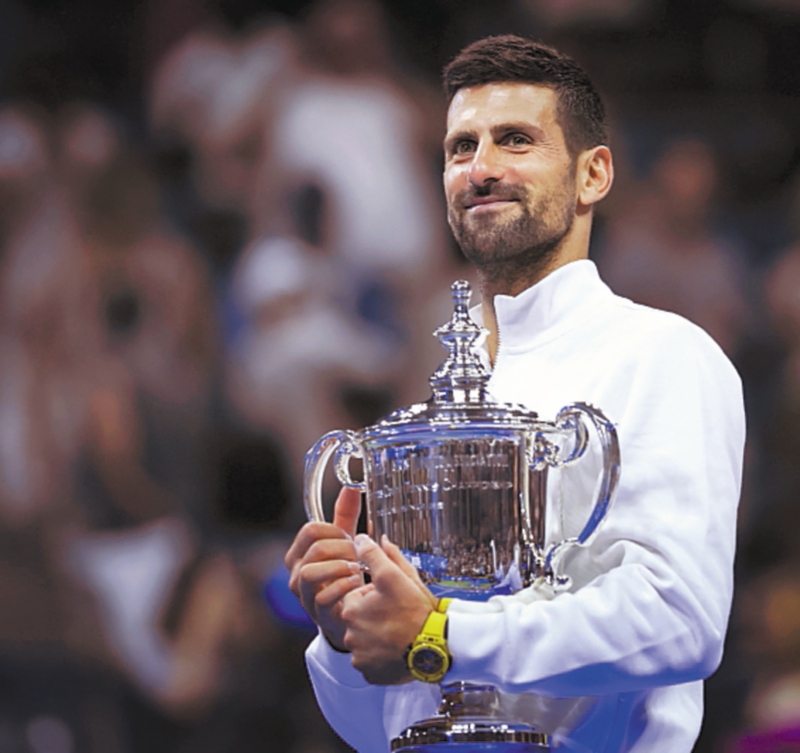 Novak Djokovic con el trofeo del US Open luego de vencer en la final al ruso Daniel Medvedev en Nueva York el 10 de septiembre de 2023.