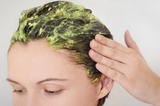 Puedes comprar mascarillas capilares pre hechas o hacer las tuyas propias con ingredientes naturales, como el aguacate y el huevo.
