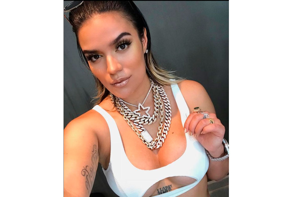 Karol G empezó con su cabello más corto, una base negra y sus puntas más claras.