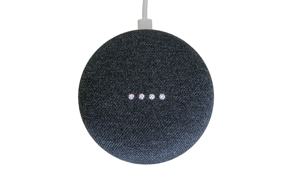 En tiempos en los que tenemos la cabeza a reventar con responsabilidades, vale la pena recibir una ayudita en casa. Para eso está Google Home, un dispositivo con el que podemos hablar para pedirle que ponga una lista de música, para que agende un evento, para que recuerde algo importante, para que haga el inventario de la comida en la nevera, o para que les lea cuentos a los niños, entre muchas otras cosas.