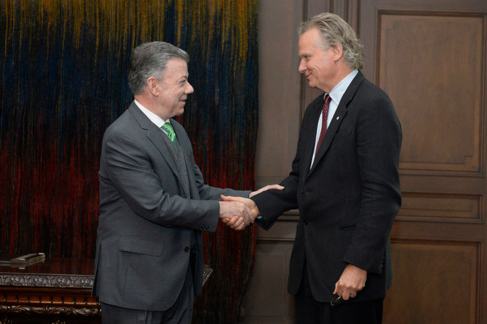 Wade Davis (der.) aplaude el cambio de postura del expresidente Juan Manuel Santos (izq.), que después de haber sido ministro de Defensa ha dicho que la guerra contra las drogas no tiene sentido y hay que buscar caminos de legalización desde organismos como la Comisión Global de Política de Drogas, a la que él pertenece junto con otros exjefes de Estado. / Archivo