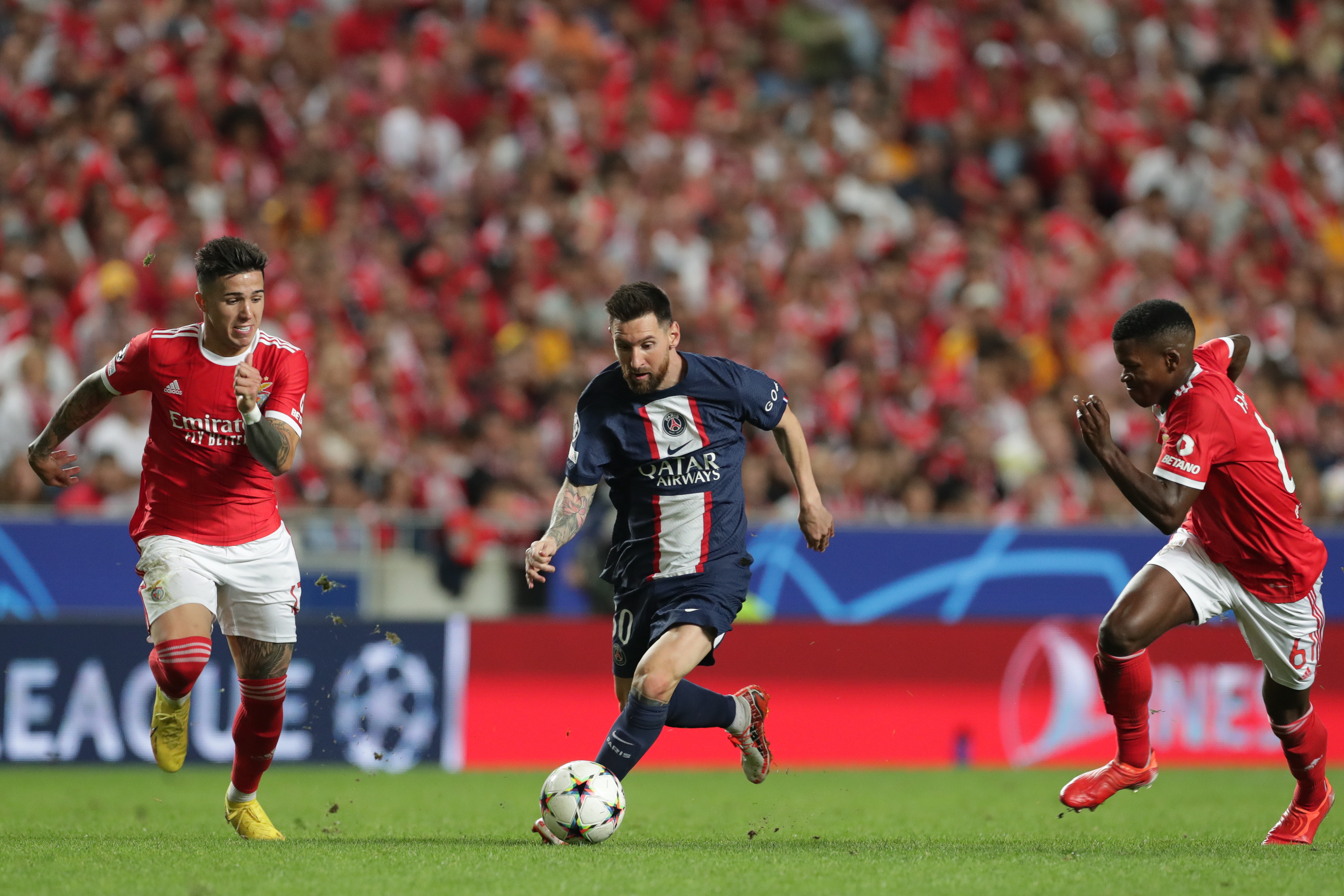 Lisbon (Portugal), 05/10/2022.- Benfica's David Neres (R) and Enzo Fernandez (L) in action against Paris Saint Germain's Lionel Messi (C) during the UEFA Champions League Group H match between SL Benfica and Paris Saint Germain at Luz Stadium in Lisbon, Portugal, 05 October 2022. (Liga de Campeones, Lisboa) EFE/EPA/TIAGO PETINGA