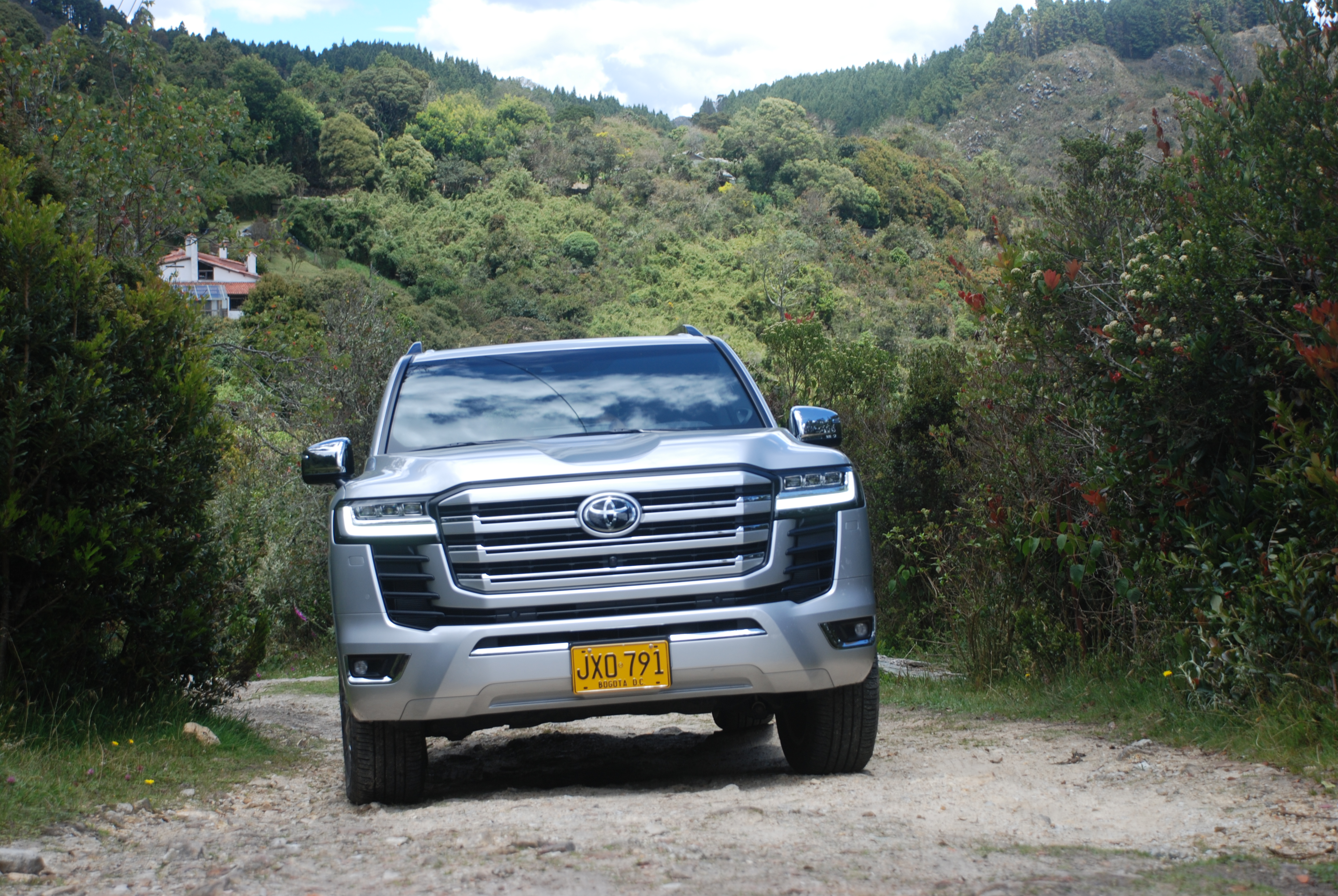 Equipa un motor que viene en gasolina y diésel, doble turbo, de 3.6 litros, seis cilindros, y esta versión la ZX, la más equipada y la que estuvo a prueba, es capaz de generar los totalmente palpables 409 caballos de potencia a 5.200 rpm.