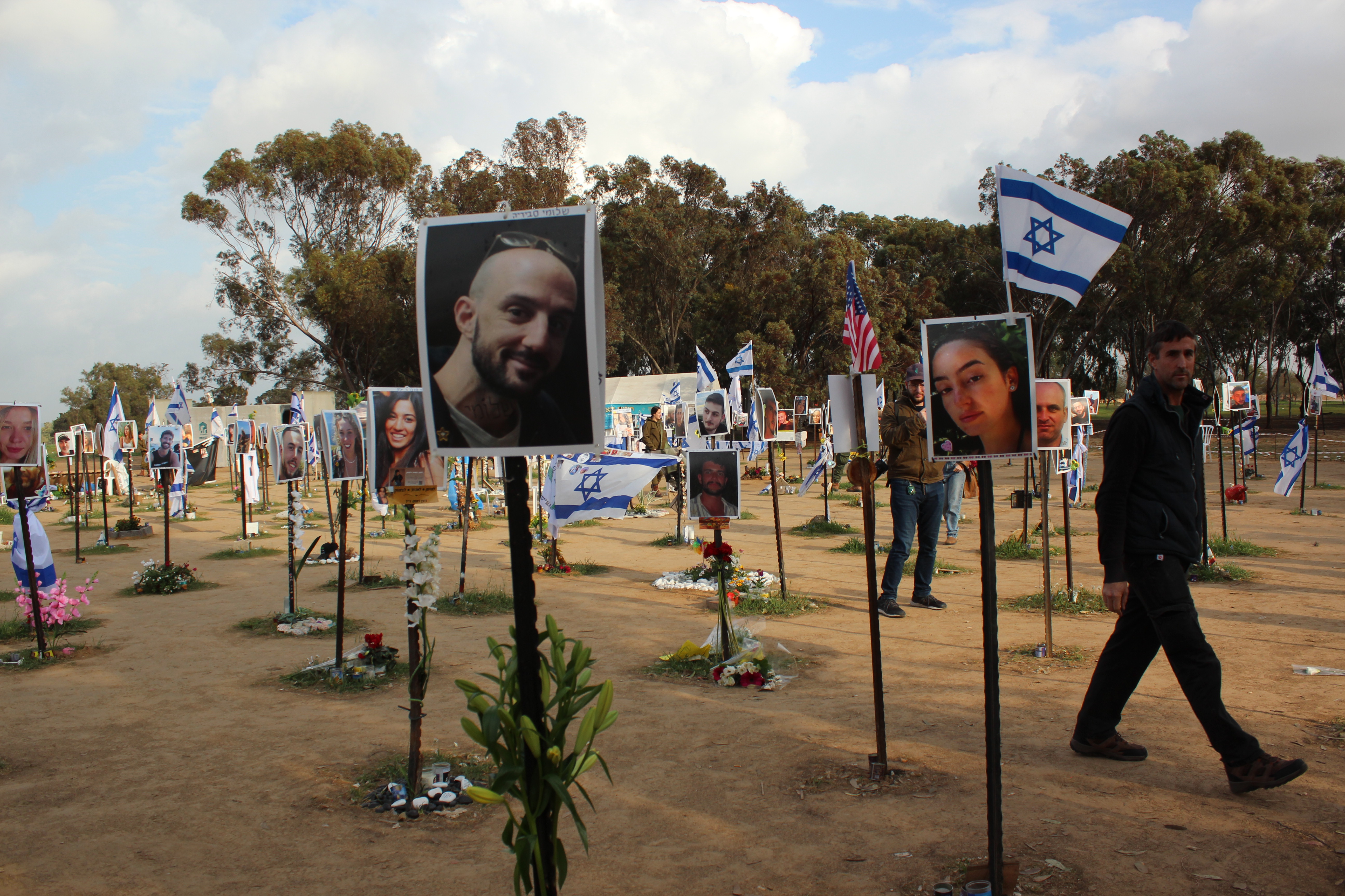 Memorial levantado en honor a las víctimas mortales y secuestrados por Hamás en el lugar donde se llevó a cabo el festival de música Nova, cerca del kibutz Re'im, fronterizo con Gaza.
