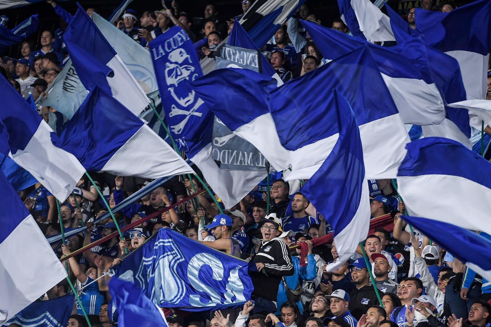 La hinchada azul colmó El Campín y convirtió sus tribunas en una fiesta.