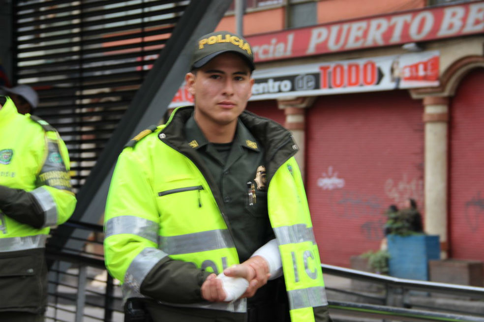 El patrullero Edwin Montes fue herido en uno de sus brazos. Recibió 10 días de incapacidad.