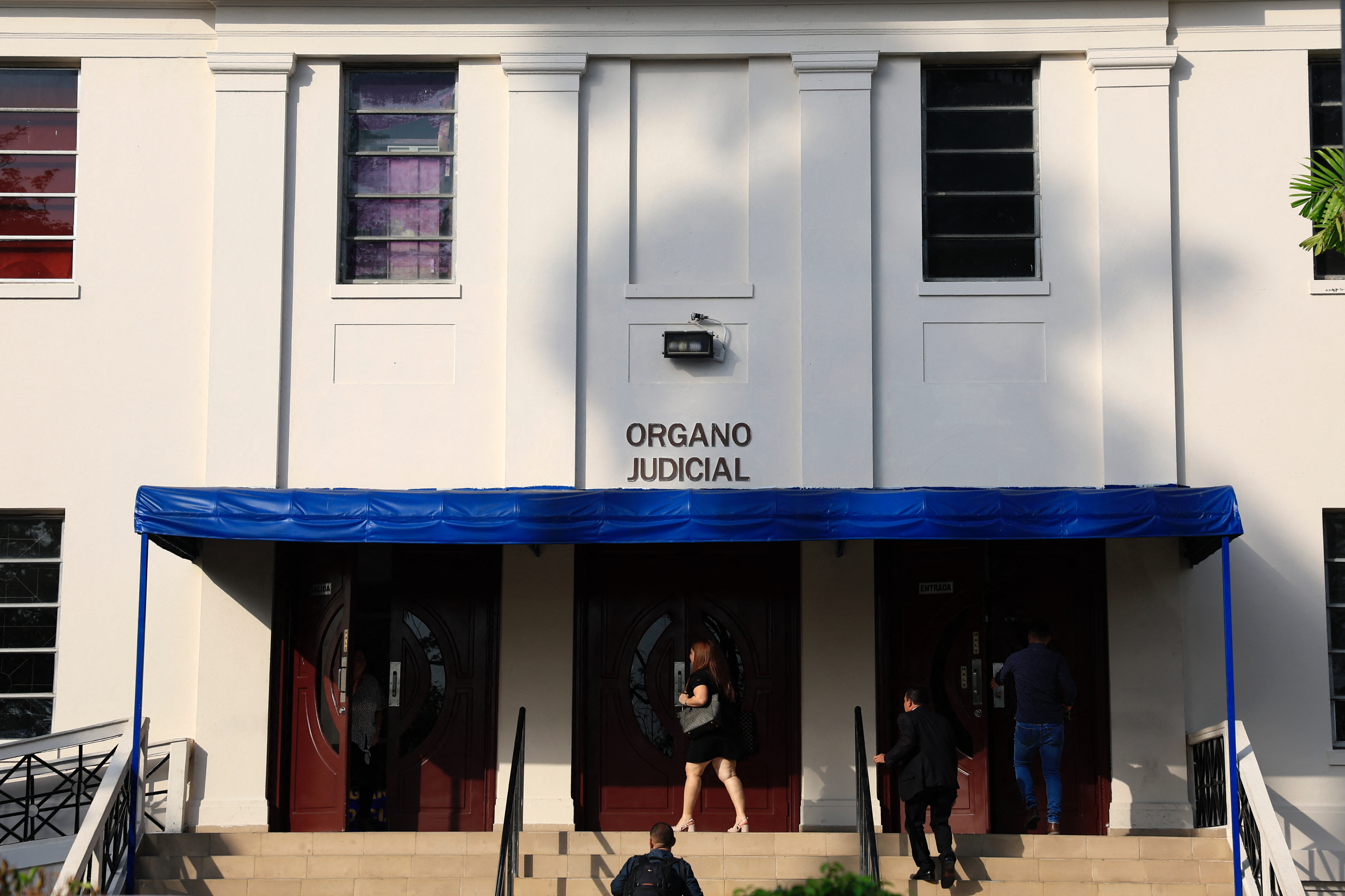 People enter the courthouse where the "Panama Papers" trial is being held in Panama City on April 8, 2024.