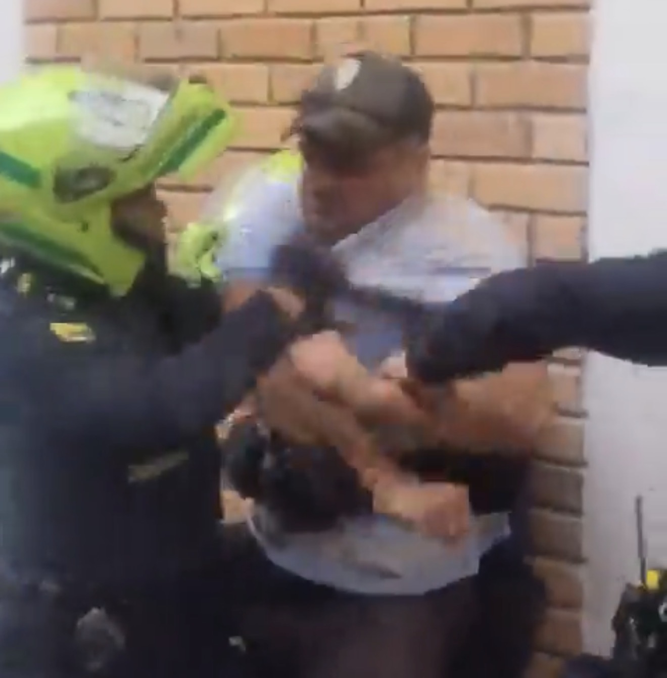 Policía con taser redujo a hombre que se negó a un arresto. Vecinos hablan de abuso policial