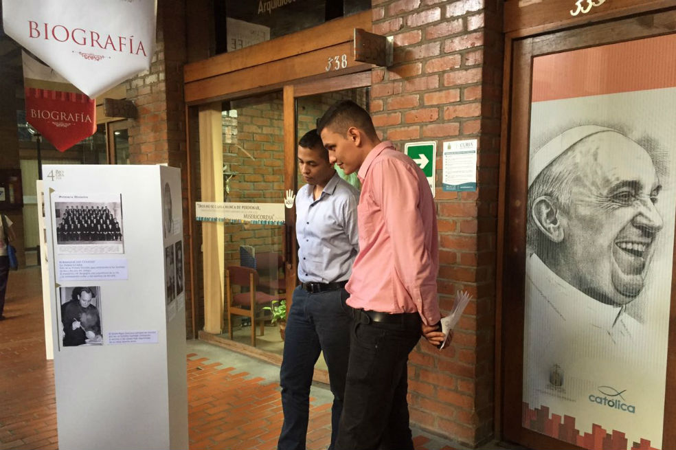 Exposición fotográfica sobre el Papa Francisco en Medellín