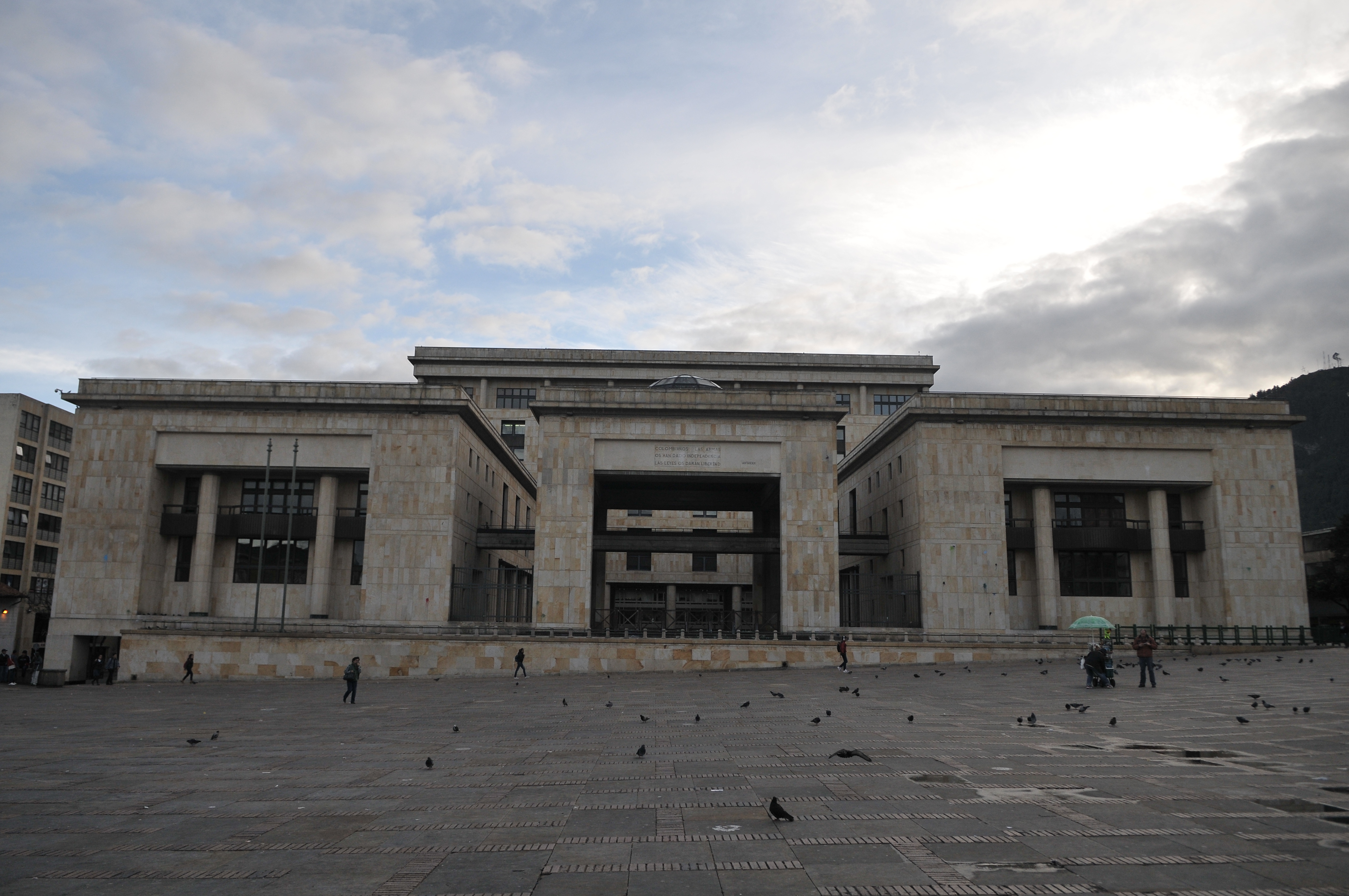 Fachada de este edificio ubicado en la Plaza de Bolívar en la ciudad de Bogotá