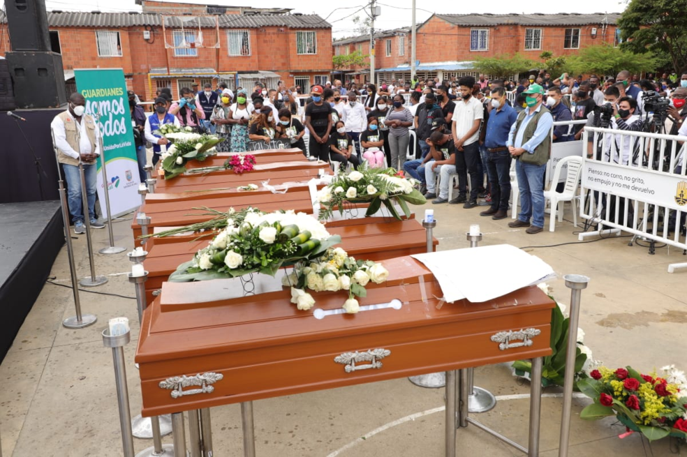 El mismo martes, el alcalde Jorge Iván Ospina ofreció $200 millones por información que permita dar con el paradero de los responsables. Aunque el mandatario dice que las pesquisas van por buen camino, en las calles de Llano Verde reina el silencio.