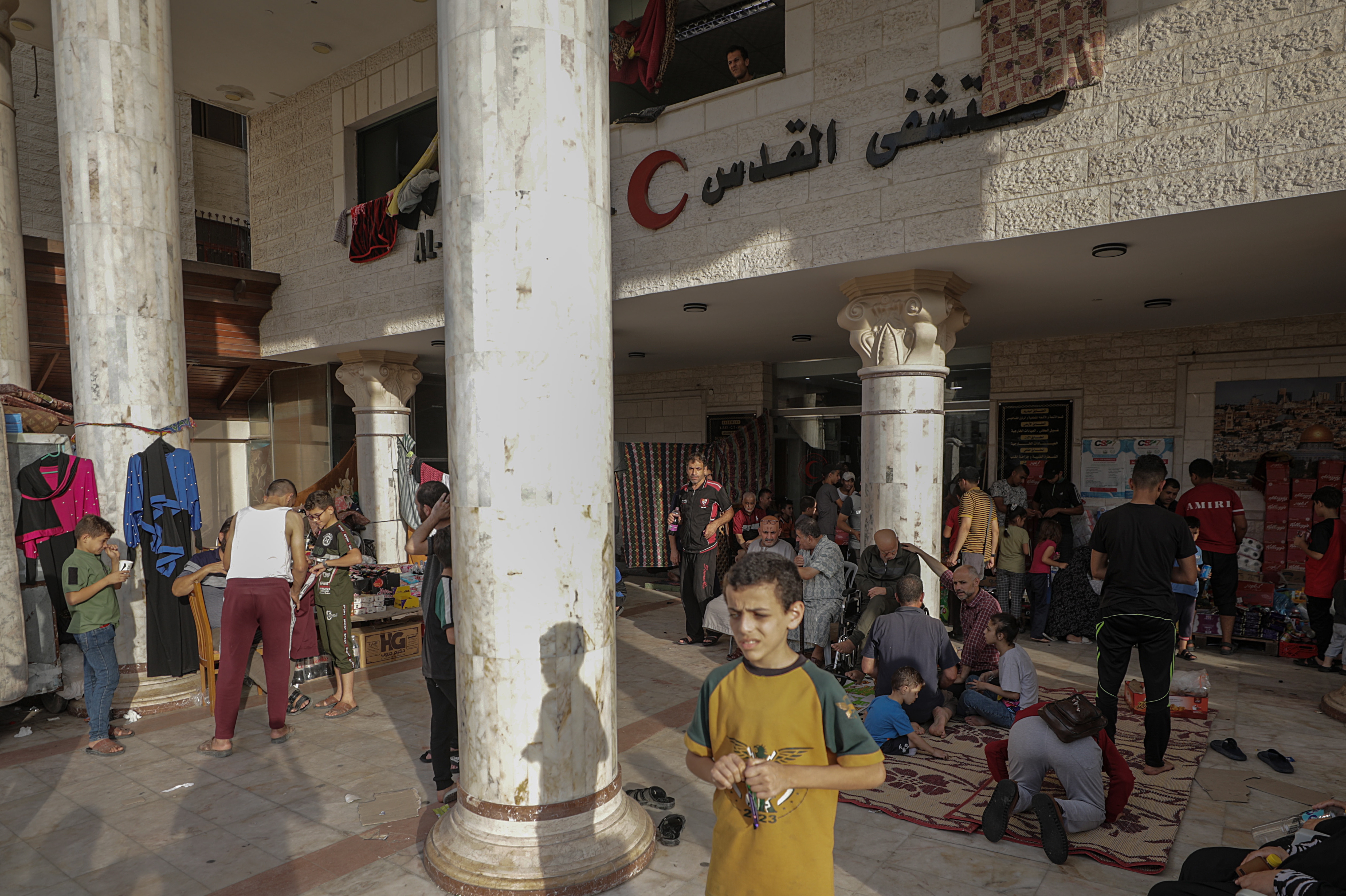 Gaza (---), 31/10/2023.- Palestinian people who fled their homes gather at the Al-Quds hospital following Israeli airstrikes on Tel al-Hawa neighborhood in Gaza City, 31 October 2023. More than 8,000 Palestinians and at least 1,400 Israelis have been killed, according to the Israel Defense Forces (IDF) and the Palestinian health authority, since Hamas militants launched an attack against Israel from the Gaza Strip on 07 October, and the Israeli operations in Gaza and the West Bank which followed it. EFE/EPA/MOHAMMED SABER