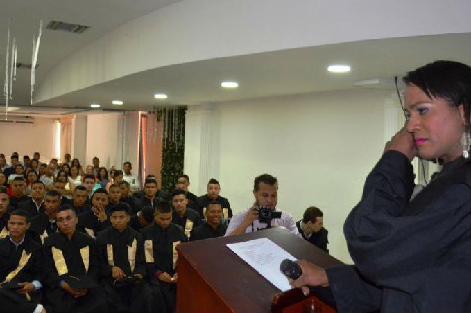 Valeria Arrieta se dirigió a sus compañeros en la ceremonia de grado en un colegio de Sincelejo, Sucre. / El Heraldo