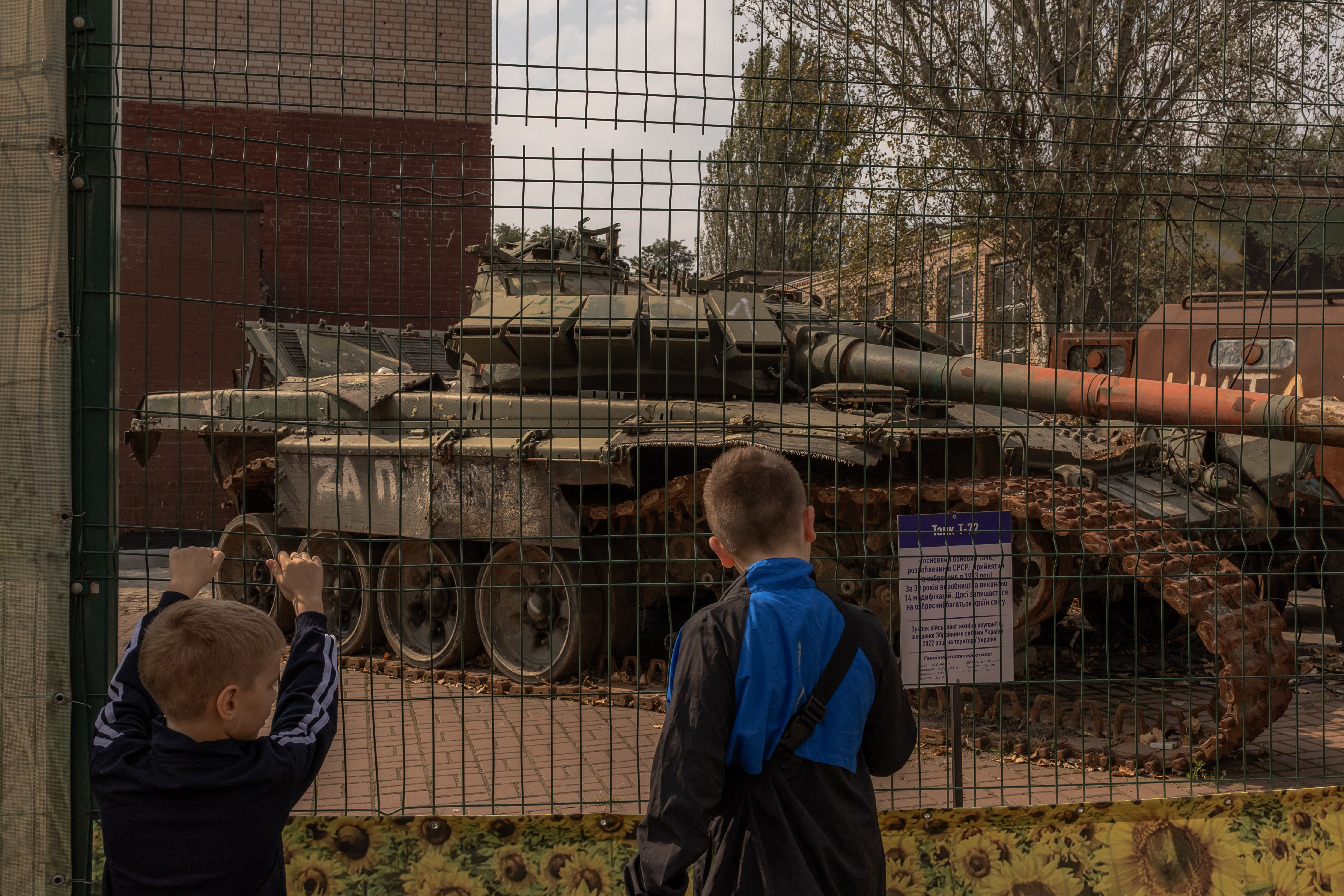 Aprendiendo con rifles y granadas: la militarización de los colegios en Rusia