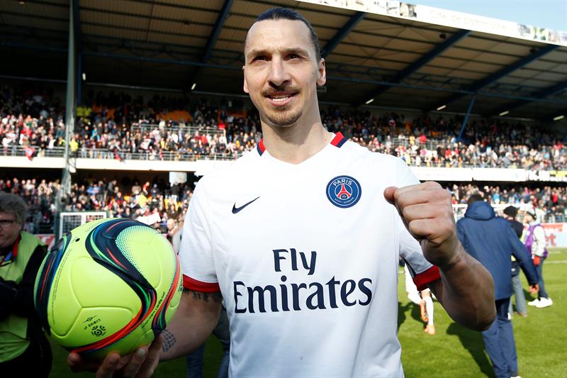 Me quedo en PSG si logran cambiar la torre Eiffel por mi estatua: Ibrahimovic